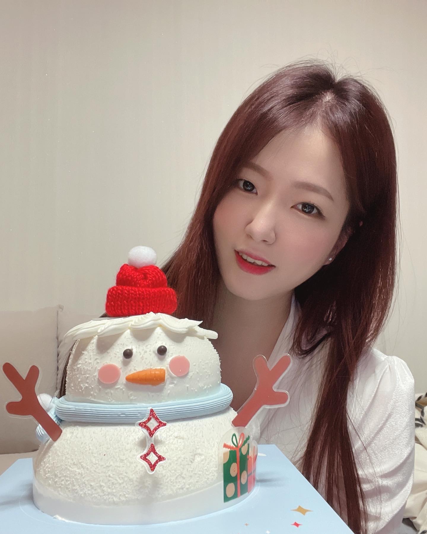 간만에 끄적끄적..
인태기 개롭따.. ( •᷄⌓•᷅ )
나의 지난 크리스마뜨🎄
사진 찍으라고 케이쿠를 사줘따
웅 알게또>< 
앗 그리구 1년 반 동안 나와 함께 지냈던 트리는
드디어 떠낫다고 한다..★
불금 꿀주말 보내시길❤️‍🔥❤️‍🔥❤️‍🔥