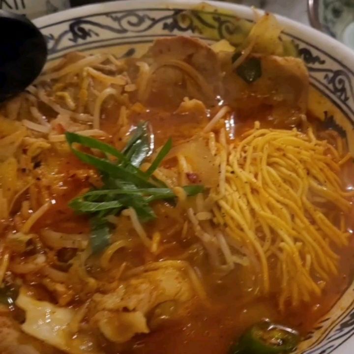 #고래가주 #낙성대역

갓성비로 유명한 맛집을 들고왔어요.😍👍
평일에도 솔찬히 사람이 많고
혼술하러 오는 사람들도 많은 곳이에요.😘

가격과는 다르게 맛이 
혜자로워서 깜짝 놀랐어요.
양도 많고 매장도 깔끔해요.🙆

저녁을 먹기 애매하고
술🍻 한 잔하기에는 너무 빈속이고 할 때
이곳에 오시면 식사🍽와 술을 
한 번에 해결할 수 있어요.😆🎵

#짬뽕탕
채소와 고기 등 재료가 가득가득 들어 있고
얇은 면이 특색있고 맛있어요.
밥을 추가하시면 짬뽕밥도 
즐길 수 있는 1석2조의 효과!📢

#나폴리탄
소세지가 들어간 한국식 스파게티같은
순식간에 흡입하는 나를 발견할 수 있어요.

#닭껍질교자
닭껍질이 바삭하니 육즙가득한
교자를 느낄 수 있어요.❤️❤️

#존슨탕
여기 대표메뉴라서인지
믿고 먹는 메뉴에요.

#오코노미야끼
계란이 베이스로 들어가서🤩
색다른 오코노미야끼의 맛을 느낄 수 있어요.

세트메뉴도 부담없이 준비되어 있어서
가볍게 즐기기 딱 좋아요~😍👍

________________________________________

🍺 낙성대역 1번출구
(매일 17:30~03:00)

🔅 고래짬뽕탕 ₩ 14,900
🔅 고래나폴리탄 ₩ 9,900
🔅 닭껍질교자 ₩ 9,900
🔅 존슨탕 ₩ 14,900
🔅 오코노미야끼 ₩ 9,900
🔅 제임슨 하이볼 ₩ 7,500
🔅 서울토닉 ₩ 15,000

#낙성대역맛집 #하이볼맛집 #서울토닉 #관악구추천맛집 #갓성비맛집 #안주추천