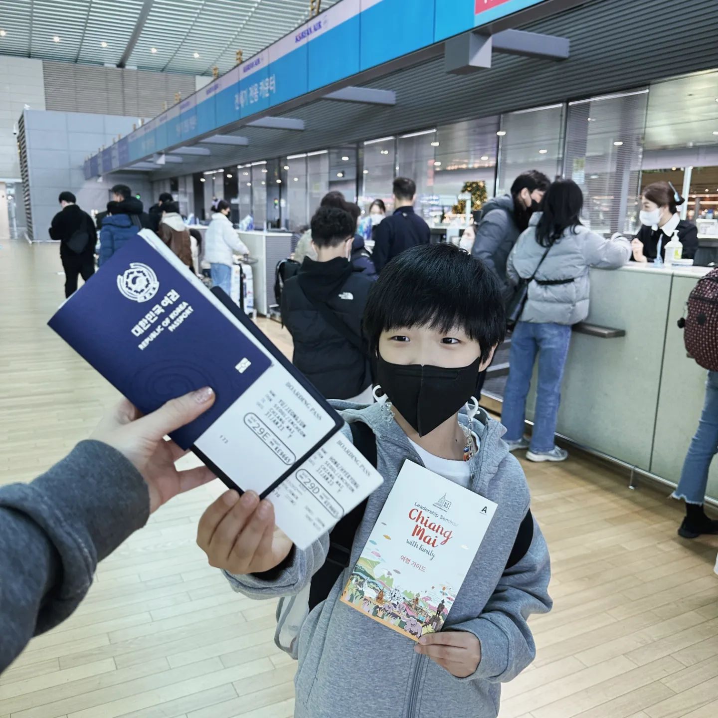 #치앙마이여행 #기억끄집어내기 #시작✈️
_
3년만에 다시 비행기를 탈 수 있게 되었다!
이번에도 역시 대한한공 전세기를 8차수에 걸쳐 한차수당 3대의 전세기를 띄우는 클라쓰를 보이는
한국에서 유일무이한 기업 한국암웨이❤️
_
이제 막 9살이 된 아들이랑 엄마아빠랑 함께 가는 여행
그 전 여행들은 1도 기억이 안난다고 하는데
이맘때 데리고 가면 그 추억이 오래 가는 것 같다😅
_
이번 여행을 계기로 드디어 모닝캄 회원으로 승급(?)
비즈니스 라운지에서 라면에 관심을 보였지만
환경호르몬 나오기 때문에 먹으면 안된다고 TMI
_
대기하고 있는 수많은 비행기들을 보면서 A380을 찾고
그동안 사줬던 비행기 장난감이 빛을 보는 순간?ㅎㅎ
여행 가기 전부터 비즈니스클래스x100 얘기하더니
외할머니가 양보해주신 덕분에 비즈니스클래스로 탑승!
_
전세기라서 그런지? 비행시간은 4시간 45분정도로
중간에 잘 있나 놀러갔더니 책을 읽고 있다고라고라?
라면도 먹고 잘 가고 있던.. 즐겨라 올때는 이코노미니까
_
손자의 먹는 것에 관심이 많은 K외할머니 덕분에
굶지않고 잘 먹으면서 다녔다 ㅎㅎ
여행사진을 다 풀려면 시간이 꽤 걸리겠지만
더 늦기 전에 업로드해야해요🤣
_
#대한항공 #태국여행 #치앙마이 #암웨이리더십세미나 #2023년 #여름나라의겨울 #성수기 #이모든게무료