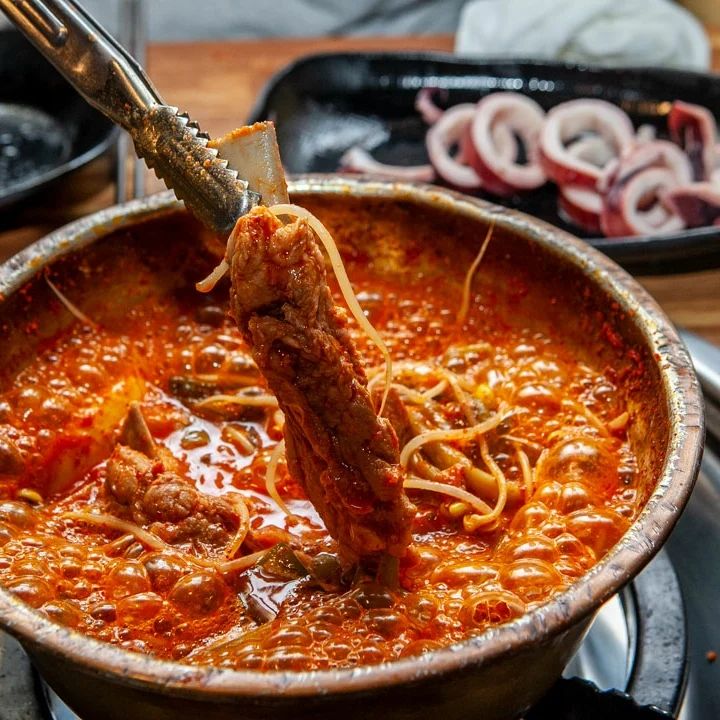 아들이 잘 먹고
딸이 잘 먹어주니
고민없이 찾게 돼요~

갈비는 매워서 어른들만 먹어야 하지만
부침개, 오징어, 고등어 구이가 메뉴로 나와
아이들과 함께 찾아도 만족하는 곳이에요.
잘 먹으니 또 찾게 된다는..

둘이 먹어도 넉넉한 갈비와 버섯, 
개운한 콩나물이 들어간 양푼 갈비
매콤과 달달한 맛에 
매워도 계속 먹을 수 밖에 없어요..ㅋ

#양푼갈비스토리스타팰리스점 #군산맛집 #수송동맛집 #군산육아 #군산맘 #회식 #군산현지인맛집 #군산 #군산양푼갈비 #군산양푼갈비맛집추천 #군산모임장소