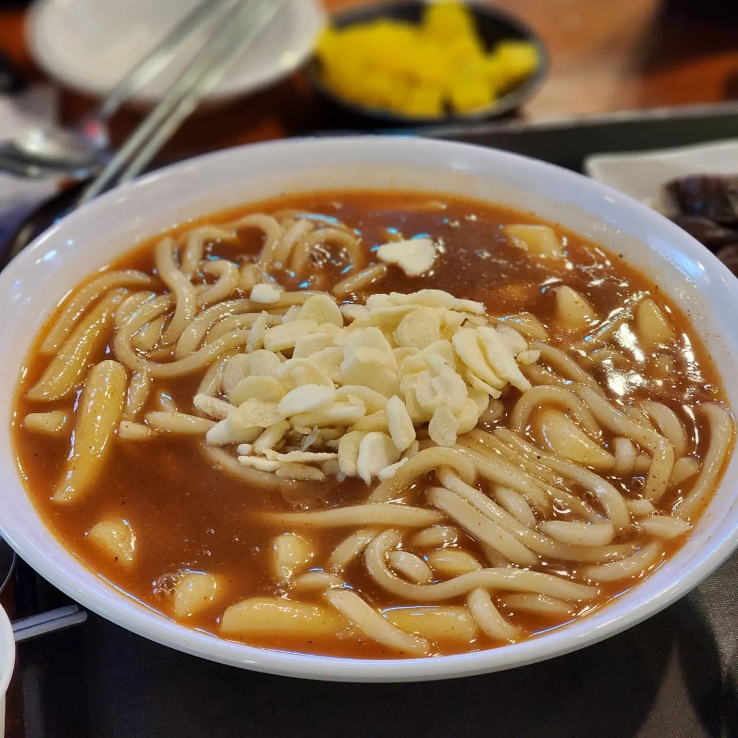 예전에 정말 맛있게 먹었던 홍마떡!
오랜만에 다시 먹어봤는데...
면볶이를 시켰더니 우동면이 나오고 ㅋㅋ
알싸한 마늘맛이 인상적이던 국물은
그냥 후추탕이 되어버렸넹...
다시는 안갈듯..