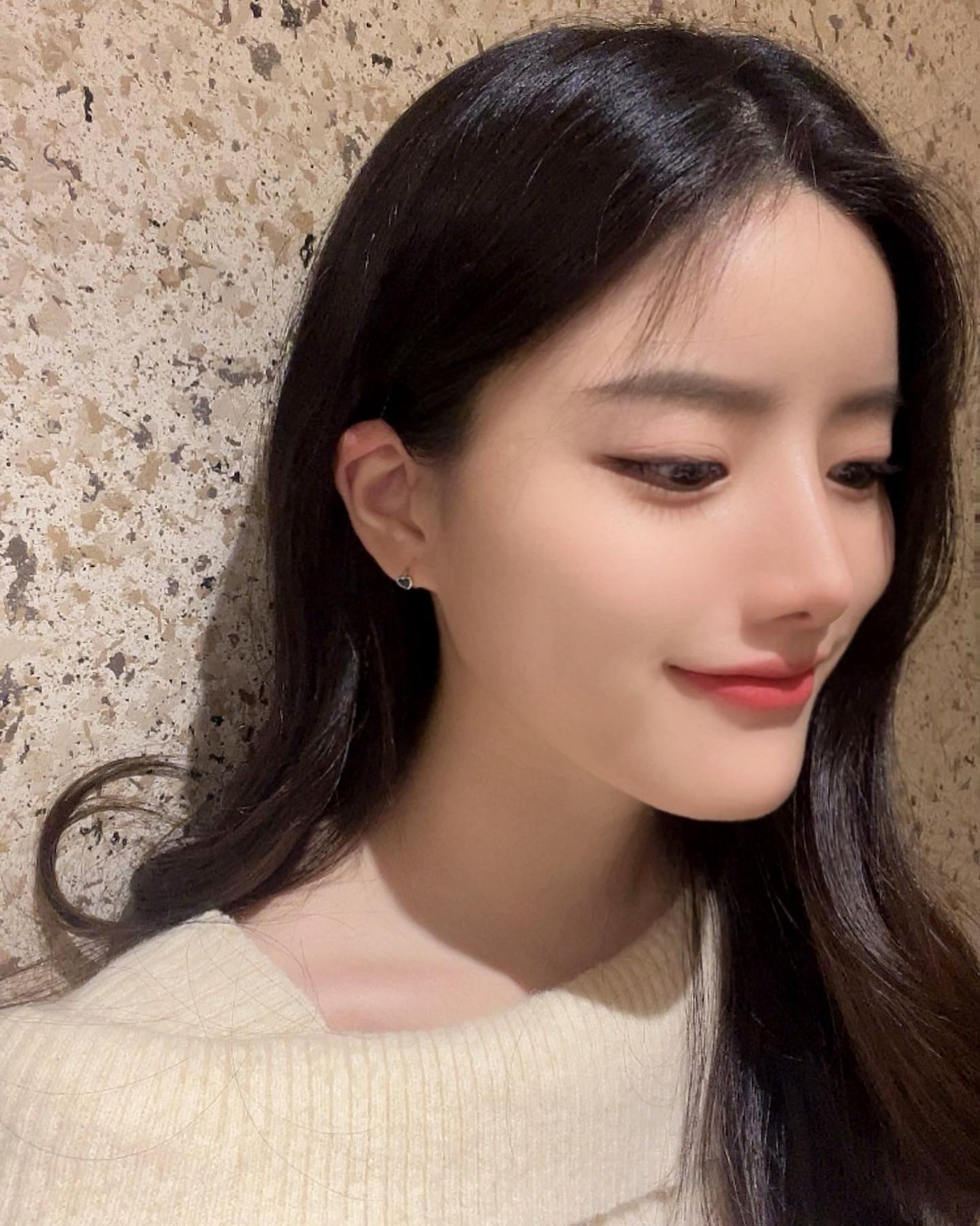 #제품협찬 #광고
⠀
데일리귀걸이 넘 이쁘다아,,🤭✨
⠀
기본에 충실하지만 트렌디함을 놓치지 않는 골드앤디어
⠀
알러지가 있는 저에게도 너무 편안한 착용감을 줘서 대만족! 은은한 반짝임으로 데일리 포인트로 찰떡입니당 💖
⠀
#골드앤디어 #주얼리 #주얼리그램 #목걸이 #귀걸이 #액세사리 #여자친구선물 #데일리귀걸이 #귀걸이추천 #14kgf