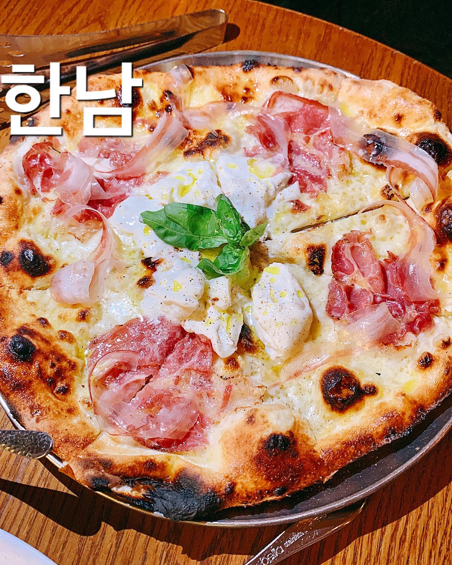 #오만지아 #한남동
미쉐린 가이드 빕그루망에 소개된 한남동 맛집. 보통은 예약을 해야 방문 가능한데, 운좋게 자리 하나가 남아있어서 급 방문! 주중인데도 사람이 바글바글 만석이었다. 공간 간격이 좁은 편이라 수용인원이 꽤 많아서 그런가 엄청 시끄러웠음..ㅋㅋ
전체적으로 조도나 식당 분위기는 좋다. 데이트 하러 가기도 딱 좋을 분위기.

| 내가 먹은 메뉴 |
🥖 #식전빵
- 오만지아는 화덕피자가 시그니처인데, 빵도 화덕에서 구워내서 겉이 아주아주 바삭하고 속은 쫀득 ! 빵 자체도 고소하고 맛있었음. 근데 사실 이 집의 시그니처는 빵이랑 같이 먹으라고 나오는 ‘트러플 리코타치즈’! 역대급 취저 소스!!! 이것만 따로 사가지고 가고 싶었다🤣
진짜 트러플 향 짱 진하면서 리코타치즈라 안 느끼하고 깔끔하고 달달한데 꾸덕하고 부드럽고 드으음뿍 발라서 먹으면 세상 존맛,,,🤍

🧆 #트러플뇨끼 (33.0)
- 블랙트러플, 폰탈치즈로 끓여낸 녹진한 크림소스와 귀여운 감자뇨끼 11조각. 크림소스가 아주 진하고 꾸덕함! 뇨끼는 지이인짜 폭신하니 부드러워서 식감이 아주 매력적이었다. 근데 식전빵에 나온 리코타치즈가 더 트러플 맛이 진하고 맛있었음 ㅋㅋㅋ 

🍕 #만지아만지아 (37.0)
- 다양한 오만지아 살루미, 부라타치즈, 바질 등이 토핑 된 화이트 피자. 화덕에 구워내서 노릇노릇한 비주얼부터 아주 맛나보인다😋
화이트 피자라길래 크림 소스 같은게 들어간 스탈일 줄 알았는데 올리브오일 베이스. 도우의 얇기도 적당하면서 쫄깃했고, 화덕 특유의 불향이 좋았다. 살라미들도 쫄깃하고 짭짤한게 아주 매력적이었고, 신선한 부라타치즈가 짭짤한 나머지 재료들을 잘 잡아주는게 좋았음! 짭짤 고소 담백한게 아주 매력적인 맛 😋

​-

분위기도 좋고, 서비스도 친절하고 주문했던 메뉴들도 모두 깊이가 있는 느낌으로 맛있어서 만족스러웠다. 딱히 호불호 없을 듯한 음식들!
화덕피자를 포함해 다양한 오만지아만의 메뉴들을 즐길 수 있기에 다음에 다른 메뉴들도 먹으러 가보고 싶다.
.
.
#밥블_한남