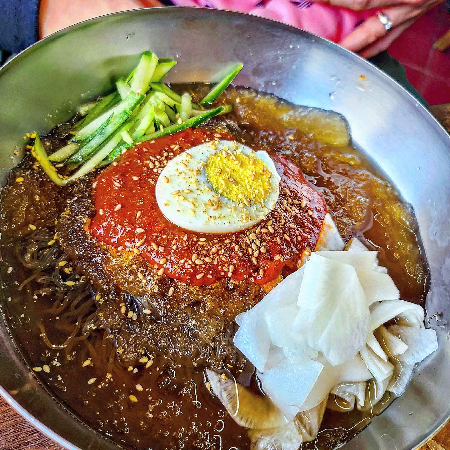 #송주불냉면

하안동 송주불냉면 🍜
급하게 일보러가는길~아침도 못먹고
늦은점심으로 급 들어간 냉면집

냉면 #도로시맛 먹을까하다가 속이 다 뒤집어질수도 있겠다는 생각이..🤭

1단계로 주문~!!
불칼국수 주문~!!

✅️ 불물냉면 5,500원
✅️ 불칼국수 5,500원

불칼은 뜨거워  그런지.. 많이맵게 느껴졌고

불물냉면 1단계는 그냥 얼큰하다😆

여러 지점에서 먹어봤는데 지점마다 맛이 다른듯..🤔🤔

다음에는 도로시맛 도전해봐야지~
근처에 볼일이 있다면 한번 정도는 들러볼만 한곳!!!

만두, 돈까스,콩나물비빔밥등..종류는 다양

아기의자X  특이하게 미로같은상가ㅋㅋ

#매운냉면#송주불냉면
#매운음식#냉면#하안동#먹스타그램#맛집투어#맛스타그램 #koreanfood #noodles #선팔하면맞팔 #선팔하면먹팔 #선팔#아들맘#육아중