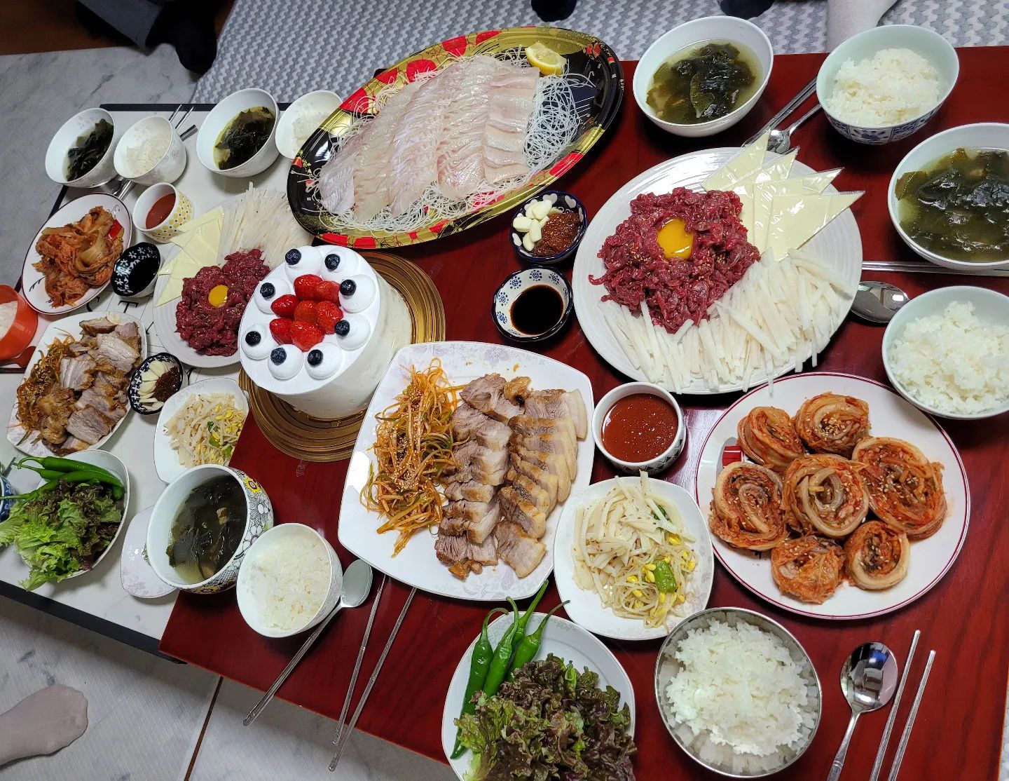 #친정아빠생신 
이번엔 조촐하게 한상
.
#육회 #무수분수육 내솜씨😗