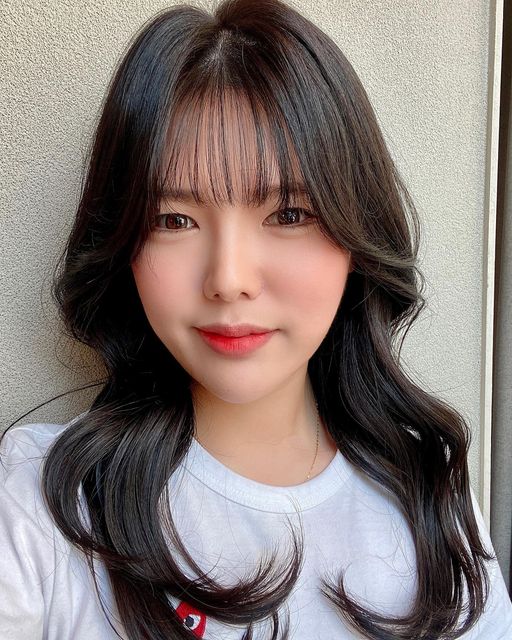 🌷 on Instagram: "#협찬 준오헤어 강남역스퀘어점 민예나 디자이너 머리 윗부분, 아랫부분 색이 달라서 엄청 지저분해보였는데 톤다운 염색 하니까 완전 찰떡이네요 ღ 딱 어울리게 톤다운 해