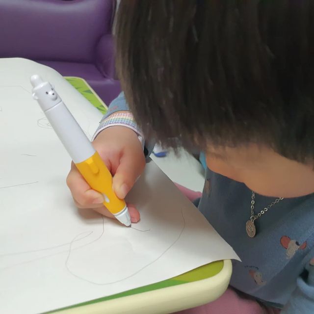 태양맘❤ on Instagram: "#광고 #마미쏠

태양이는 양손잡이
오른손으로 글씨쓰기연습!

4~5세 처음 연필 잡는 법을
알려주기에 좋은 마미쏠~

연필잡기연습을 어떻게해야하나
고민중이였던 태양맘
불편함없이 잘 따라와주니 신기해요.

💎KC인증을 받아서 안전함
💎손잡이가 부드러운 실리콘으로 제작
💎2mm 굵은심으로 깨지지않는 튼튼함
💎손목을 보호해주는 밴드 연필잡는 힘까지
조절해주는 아이템이예요^^

귀여운 캐릭터와 색상이
아이 맘에 쏙 들어서
사용할때 거부감이 없답니다~

아직은 서툴지만 계속 사용하다보면
멋진글씨도 쓸 수 있을 것 같아요:)

@mammysol_official 

구매좌표 http://bit.ly/40mz0ya

#마미쏠연필교정기 #연필교정기 #연필교정 #연필잡기 #연필잡기연습 #한글공부 #연필바르게잡기"