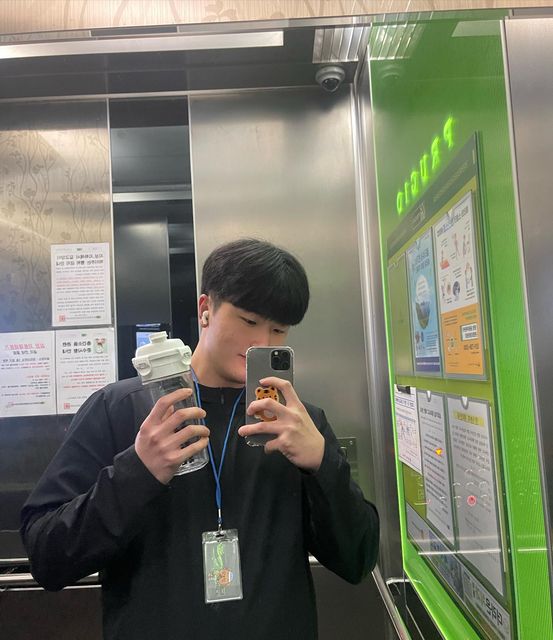 매운남 on Instagram: "#광고 #제품협찬 #프로쉐이커 

@_pro_shaker 에서 #쉐이커통 제품을 협찬받았습니다 !
이 제품은 미국 식품의약국, 유럽, 일본후생성 등에서 이미 안전성이 검증된 BPA FREE 트라이탄 소재로 제작되었기 때문에 내구성과 안전성, 그리고 내열성이 뛰어난 다용도 쉐이커입니다😊

저는 운동이 끝나고 난 후 보충제를 타먹어 봤는데 쉐이커 통 안에 전용믹서가 내장되어 있어서 정말로 뭉치는 거 없이 잘 섞여져서 좀 놀랐습니다😆😆

또 분리형구조로 되어있어서 설거지 할 때도 편리하게 할 수 있어서 좋더라구요!

편하고 좋아서 앞으로 쭉 사용할 것 같아요👍👍
.
토요일 오운완 하시느라 고생하셨구 다들 행복한 주말 되세요 !!
#광고#쉐이커#락앤락#프로쉐이커#쉐이커보틀#쉐이커통#물통#텀블러#텀블러추천#텀블러사진"