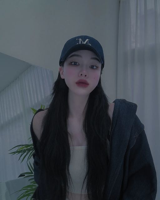 __빛::비_________________ on Instagram: "데일리로 어떤 코디에든 어울리는 볼캡🖤 다양한 컬러중에 저는 데님을 선택했는데요 😉 실착 해보니 볼캡 핏감, 색감이 너어어무 마음에 들어서 다른 컬