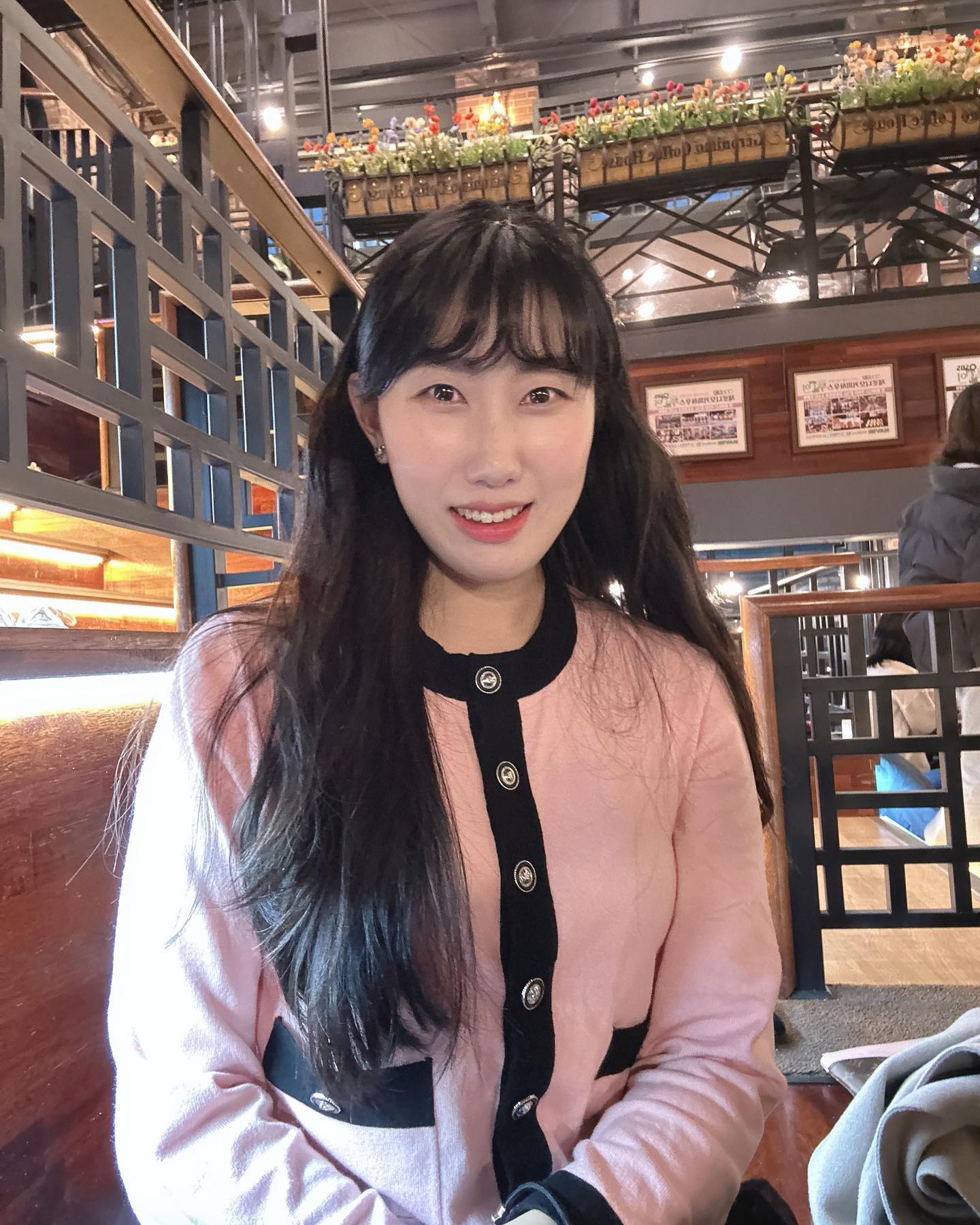 엄마찬스로 잠깐 데이트🙈
가까운 대형카페가 있어서 가봤는데
개취는 아니었음🥺
음료도 좀 애매했고 컨셉도 이것저것 짬뽕된 느낌이라…
플라워데코에만 충실했으면 훨씬 좋았을 듯!
그래도 자부타임은 늘 좋당🫶🏻
.
도토리 뚜껑 머리 한 남편 귀엽네🤣
.
#자유부인 #자부타임 #엄마찬스 #카페데이트 #양주카페 #제로니모커피하우스 #호랑이띠맘 #럽스타그램 #카페스타그램