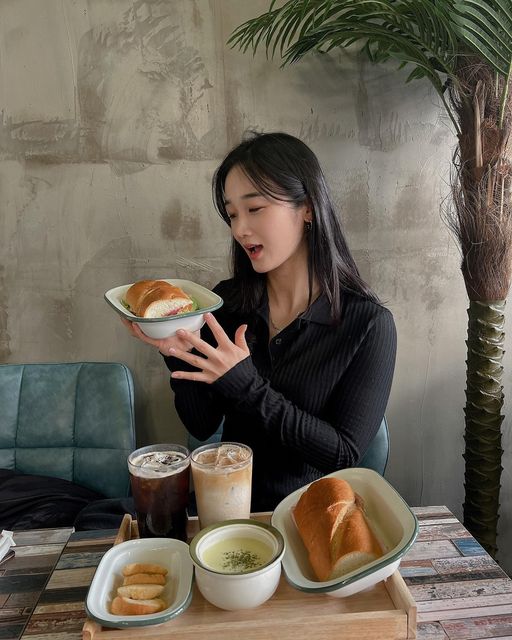 고은별 on Instagram: "#광고#로드샌드위치
.
.
건강을 생각하면서 부터 야채 듬뿍 들어간 샌드위치가 
좋아지기 시작했다 🤤
강동구 로드 샌드위치는 잠봉뵈르는 물론 야채 듬뿍 
들어간 스파이스 치킨 샌드위치가 완전 내스타일 ✌️
바삭한 바게뜨 빵까지 신경쓴 느낌이 
엄청 난다 🎶
가게 인테리어도 외국 느낌이 물씬 나는 야자수로 되어 있어 
인생샷 찍기에도 너무 예쁜 카페이다 ✨
강동 가실일 있으시면 꼭 한번 들려보세요 💖 
그리고 커피 가격 진짜 너무 착하지 않나요….? 
아 참 ! 직원분들이 너무 친절하셔서 기분 좋은 식사 
할 수 있어서 너무 좋았어요 😌 
#강동구샌드위치#바게트샌드위치#잠봉뵈르#샌드위치맛집#샌드위치"