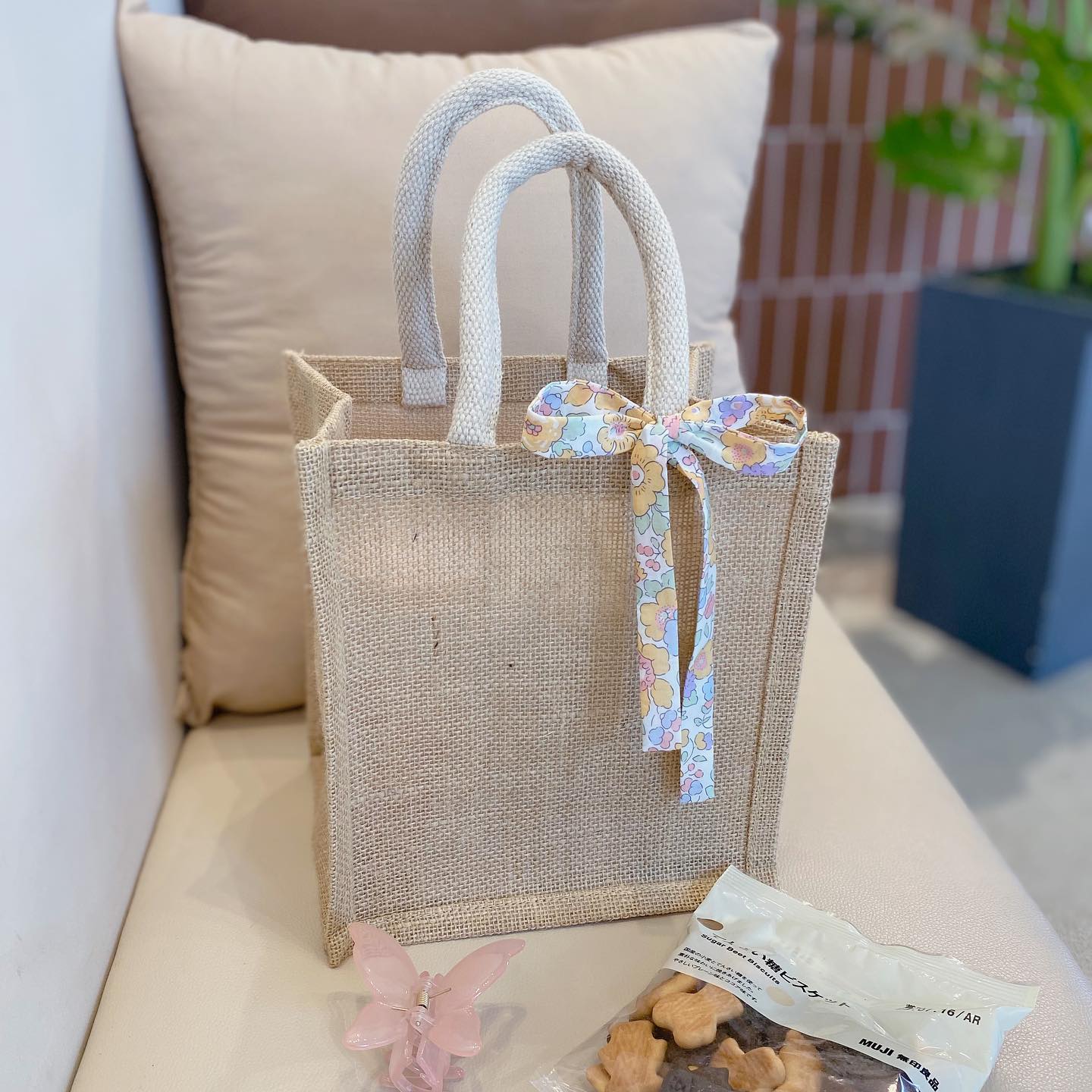 ⠀⠀⠀⠀⠀⠀⠀⠀⠀⠀⠀⠀
넘나 맘에 드는 썸머백을 찾았어요💛
리버티 리본 만들어 묶어주었더니
완벽한 나의 백👛
텀블러 파우치3개 머리핀 까까
전부 들어가고도 남아요😍
#세상에이렇게예쁜데 #2900원
리버티 리본이 훨씬 비쌈🌷🌷