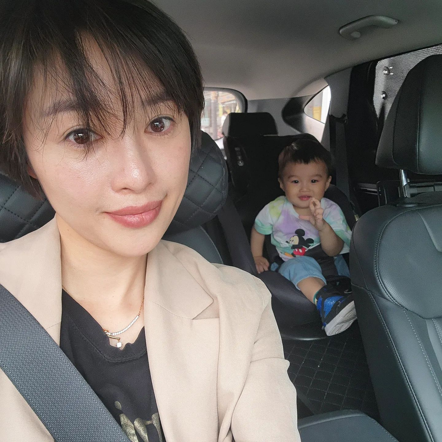 카메라 키면 포즈도 취해주는 내새꾸ㅋ
마지막 나의 숏컷!~~~
이젠 부지런히 길러야지ㅋㅋ

#내새꾸
#숏컷
#드라이브중
#데이트
#아들
#사랑해
#포즈