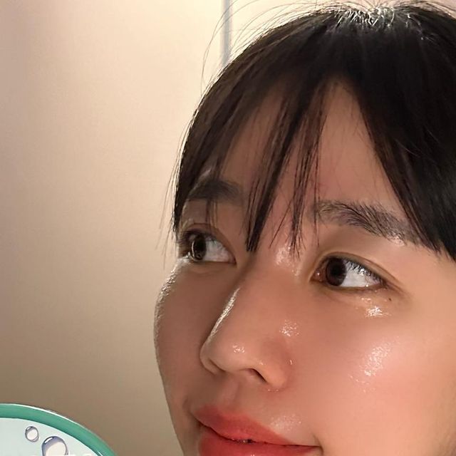 뷰티 패션 블로거 채민지 on Instagram: "#광고 #수딩젤추천 @dabocosmetic 건조하고 푸석한 악건성인 제 피부ㅠㅠ 이제 여름이 다가오니 얼굴에 열까지 슬금슬금 올라와서 건조함+ 푸석함+ 얼굴도