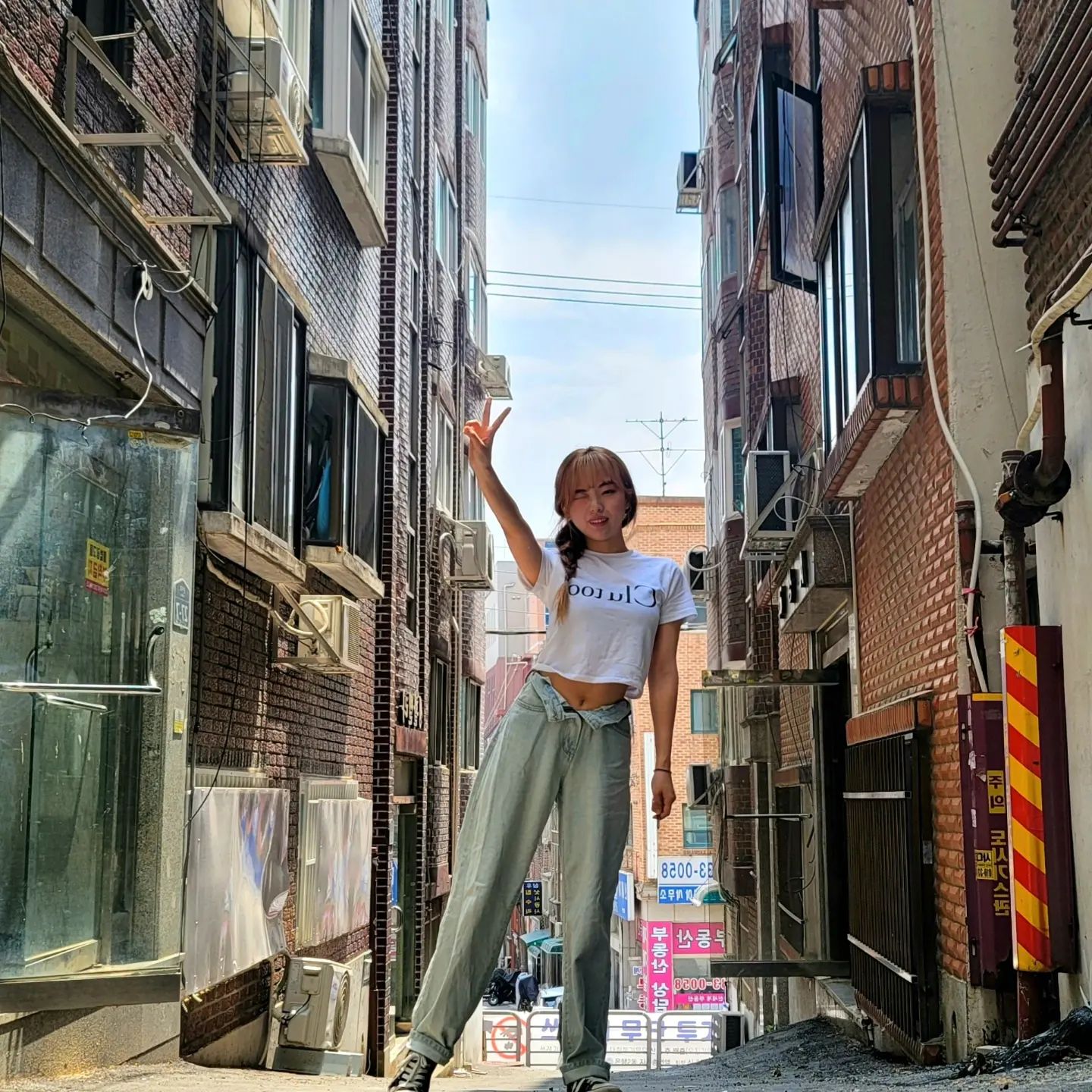 #협찬 clutoo_official #클루투 #clutoo
.
.
데일리로 입을 수 있는 크롭 반팔티 발견~
디자인이 무난하고 깔끔한데 힙한 느낌!
.
적당한 크롭이라 다리는 길어보이면서 과하지 않아 데일리로 입기 좋았음😆
와이드 팬츠랑 조합하면 힙한느낌 완성 :)
.
.
.
#관심 #모든것 #Roller #클루투크롭 #패션 #Boogie #ootd #여성의류 #활동가 #일상 #오오티디 #취미 #23SS #여자티셔츠