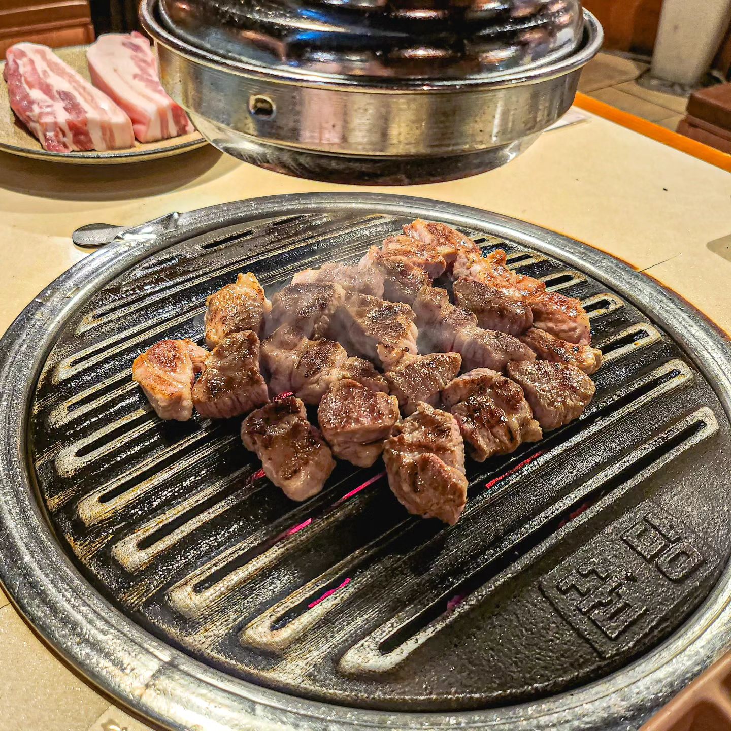 #내돈내산
개인적으로 웨이팅 있는 곳은 잘 안 가는 편이지만,
친구의 추천으로 퇴근하고 호다닥 가게 된 꿉당🐷
5시 퇴근하고 바로 넘어가니 다행히 웨이팅은 없었지만
시그니처라고 할 수 있는 꿉살은 이미 솔드아웃 ㅠㅠ
안타까운 마음 빨리 접고 목살과 오겹살로 주문
직원분께서 알아서 다 구워주시는 것은 아주 굿굿~~
고기가 굉장히 부드러웠고 육즙 팡팡 미쳤다❤
다시마육수로 지은 쌀밥도 짭쪼름하면서 감칠맛 대폭발이다(추천!!)
원래 밥이랑 고기 같이 안 먹는데 요 쌀밥은 고기랑 너무 잘 어울려버림😊
고기 다 먹고 나오니 웨이팅이 어마어마했던..
언제 또 가게 될지 모르겠지만 일단은 한 번 가본 것으로 만족!
.
.
#꿉당 #신사꿉당 #신사맛집 #신사역맛집 #신사고기집 #신사역고기집 #신사동고기집 #신사동맛집 #가로수길맛집 #미쉐린맛집