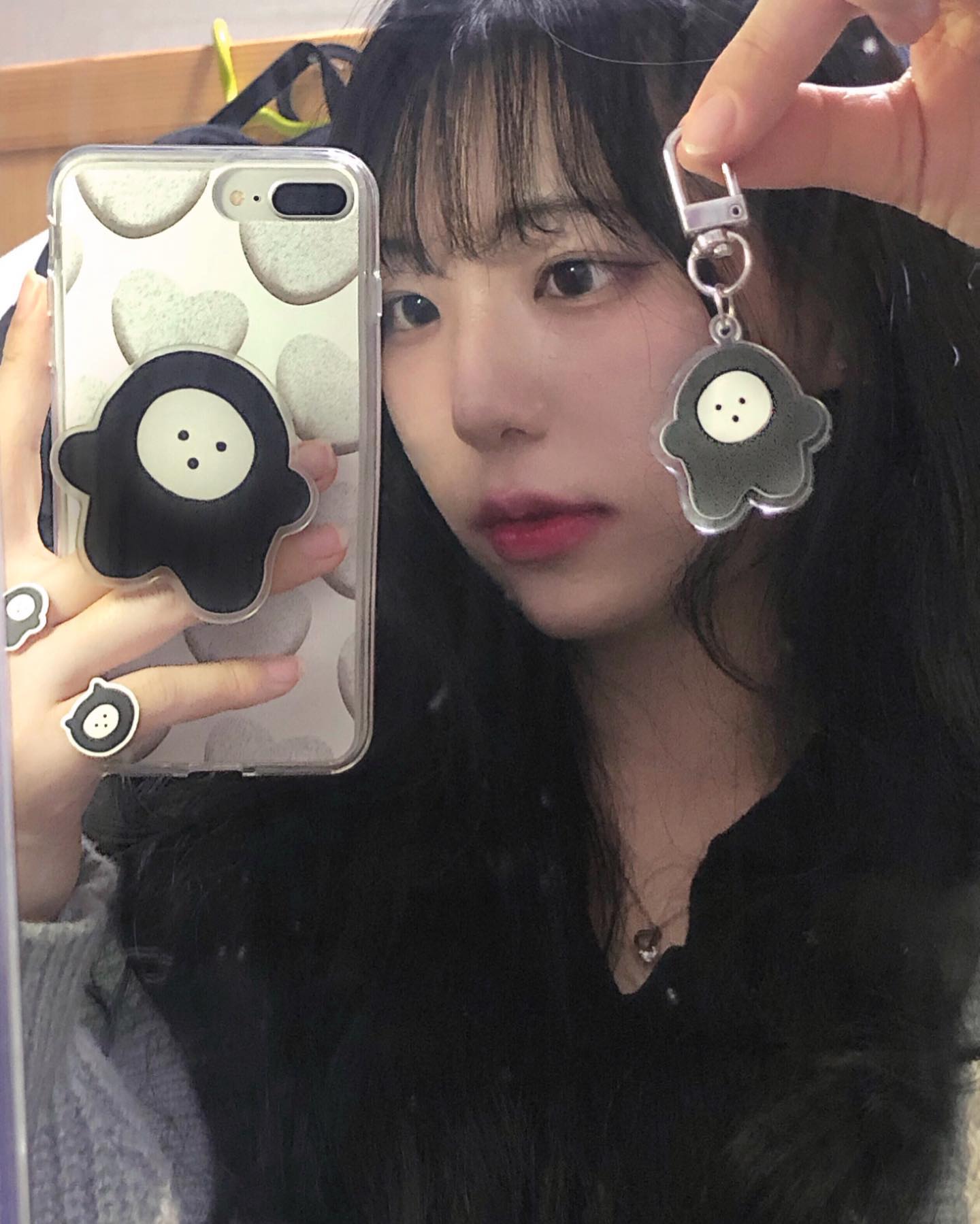 gumdaheeda #협찬 #제품제공 

🖤🤍 정말 귀여운 검다희다 폰케이스 ! 구경하다가 정말 귀엽다 생각한 폰케이스 ㅠㅠ  깨알같은 꾸러기 키링과 스티커두 있어요~!! 
제가 들고 있는 키링안에 꾸러기 캐릭터가 저에겐 메인 ..❤️ 
다양하고 귀여운 디자인에 폰케이스들도 많으니 구경 가세용 ~! 
.
.
.
.
.
.
.
.
.
#검다희다 #꾸러기 #폰케이스 #추천 #귀여운폰케이스 #스티커추천 #맞좋 #좋반 #테러 #첫줄 #fyp #fypシ #selfie #phonecase #lifestyle #daily #키링 #셀피 #05