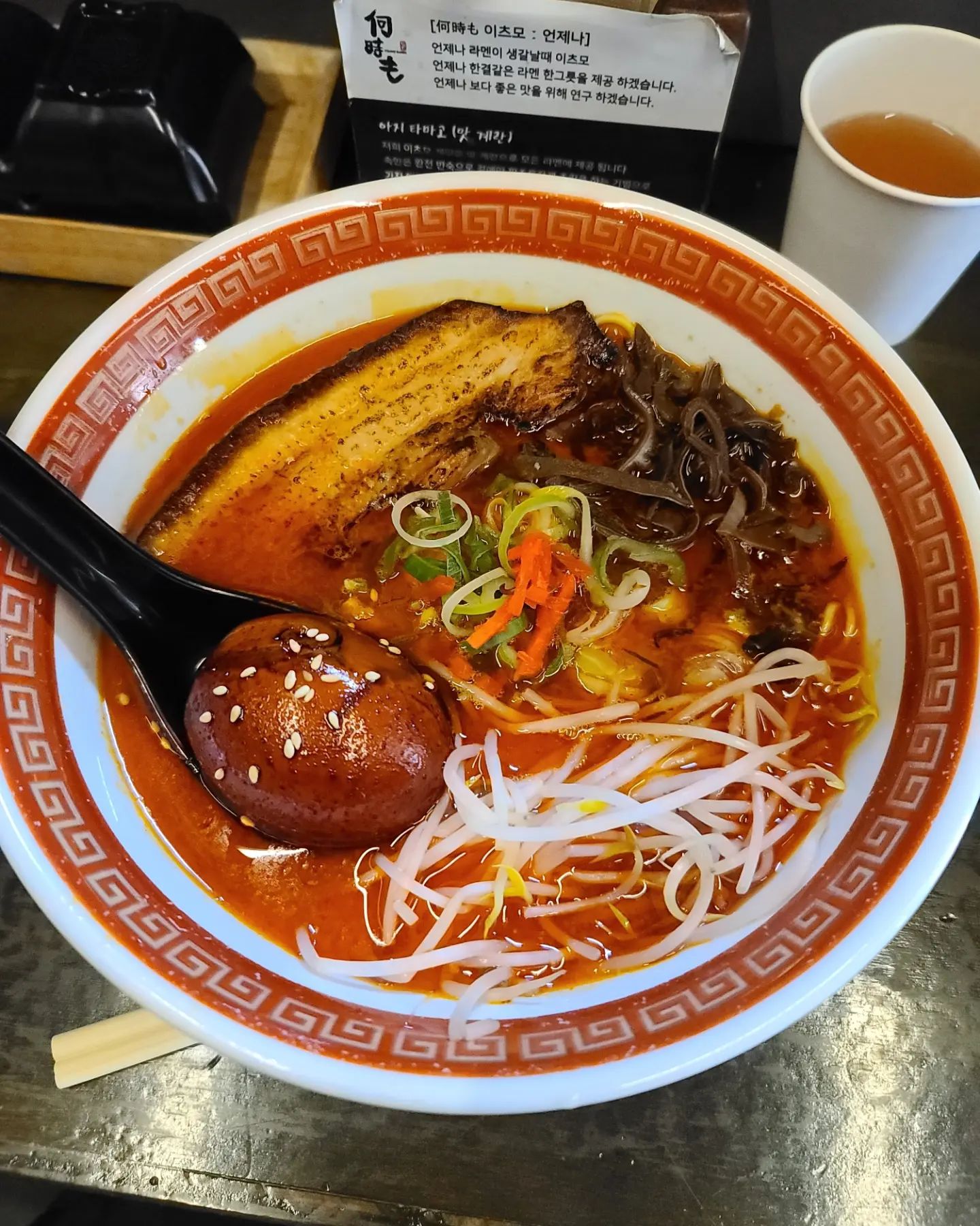 #홍대 #이츠모라멘
신이가 가장 좋아하는 #라멘집 

🔸️카라이돈코츠라멘
매운맛을 선택할 수 있는 장점
시그니쳐인 간장에 조린 계란과 너무 잘어울림 👍

개인적으로는 매콤함보다는 담백했던 #돈코츠라멘 이 더 맛있었던것 같다
기본에 강한 #홍대맛집