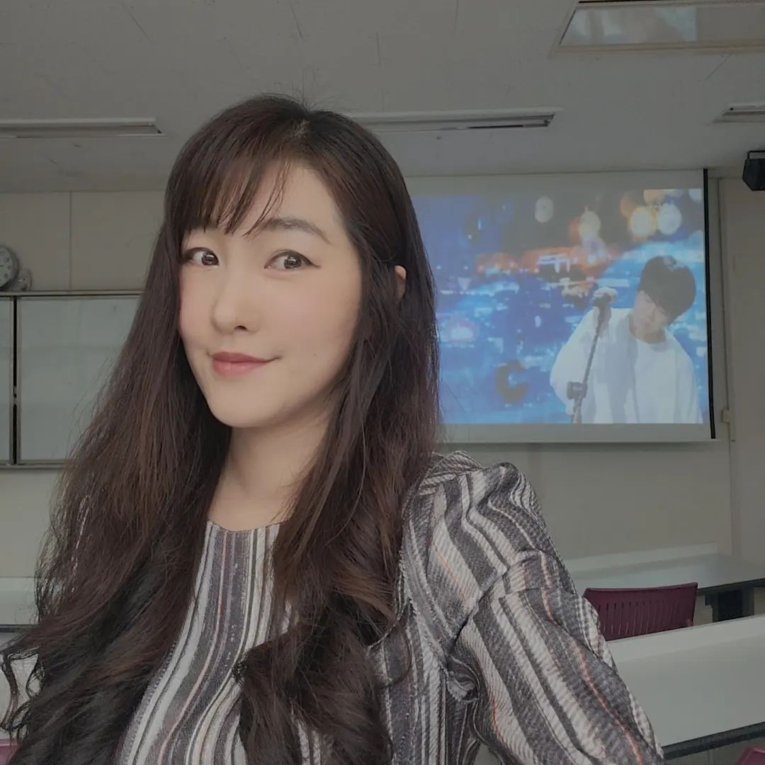 지난번 특강이 반응이 좋았었는지, 이번학기도 감사하게 또 불러주신덕에 경기대에서 '프레젠테이션을 위한 보이스트레이닝'  특강 신나게 하고옴.. ㅎㅎ 
중간에 스타카토 복식발성법 설명하면서 잘 단련하면 크고 단단한 목소리를 가질수 있다.. 크고 단단한 목소리와 좋은 발음을 가진 가수로 도현오빠 예를 들며 사랑했나봐 영상 플레이 ㅋㅋㅋㅋㅋㅋㅋㅋㅋㅋㅋㅋ

요새 바빠서 덕질 못해 우울한 마음을 강의중간에 이렇게 달래봄..ㅋㅋ 사심은 담았지만 내용에 충실한 예시이므로 난 파워당당 ㅋㅋㅋㅋ

그치만 나의 최애 영상보며 흘러나오는 배시시는 숨길수없어..ㅋㅋㅋ 

#강의스타그램  #기업강의 #대학특강 #보이스트레이닝 #생존보고 #본캐연극배우 #배우리 의 #부캐 #강사의삶 #경기대 #프레젠테이션을위한보이스트레이닝 #면접을위한보이스트레이닝 #스피치강의 #CS강의 #인성강의