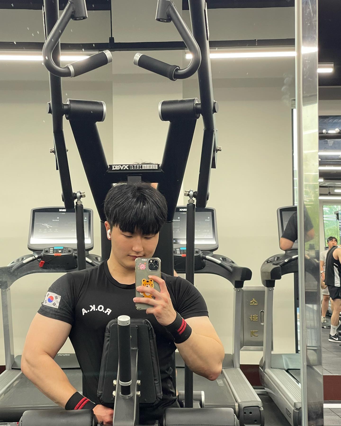 2023.5.18 운동기록📝

🔥가슴 운동🔥

✅벤치프레스 55kg 15회 2set 
  60kg 15회 1set
  65kg 15회 1set
✅인클라인 벤치프레스 45kg 15회 2set 
  50kg 15회 2set 
✅머신 체스트 플라이 55lbs 15회 5set

🔥등 운동🔥

✅맨몸 풀업  12회 5set
✅원암 시티드 로우 50kg 15회 1set
  55kg 15회 2set
  57.5kg 15회 2set
✅하이 로우  45kg 15회 2set
  50kg 15회 2set
✅암 풀다운  47kg 12회 3set

⏰휴식시간 : 1분40초

목요일 #운동기록✏️ 
오늘은 가슴 등운동을 했습니다😆😆
점심식사하고 소화시키고 운동 가니까 좀 더 중량이 잘 들리는 것 같아서 좋았는데 사람이 많아서 살짝 아쉬웠던 하루였어요🥹
저는 아무래도 점심시간에 운동하는게 좀 더 잘 맞는것 같네요😊😊
내일은 예정대로 점심시간에 굵게 하고 올 예정입니다👊
.
목요일 운동하신 인친님들 다들 고생하셨구 득근하세요💪💪