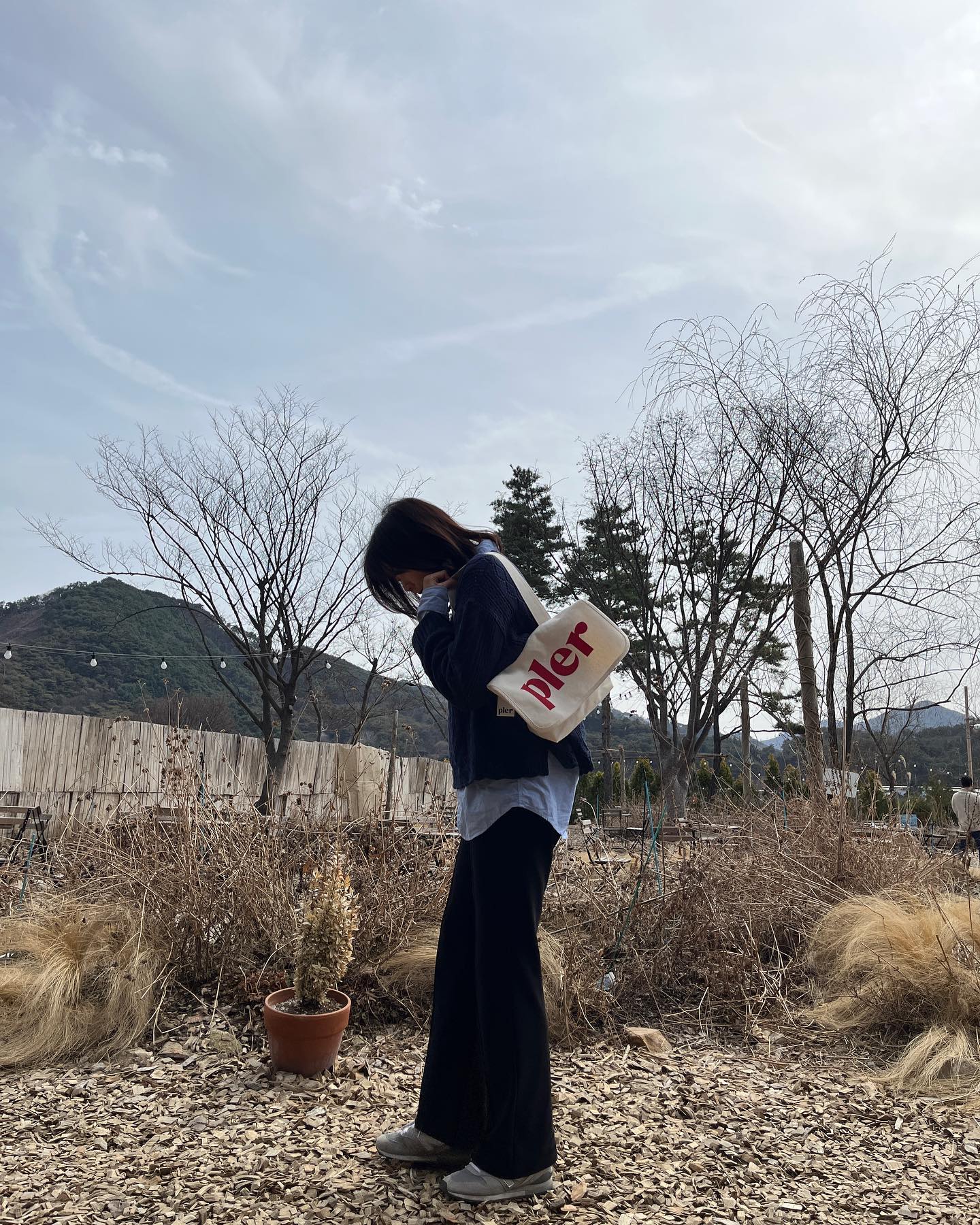 에코백이라 가벼운데
흔하지 않은 쉐입의 #플러
레터링 포인트로 귀엽기까지 한데요~

내부가 보이지 않는 구조에 안쪽에 스냅까지 있어서 짐 많을땐 쏟아지는 느낌없이 틀을 잘 잡아주는 가방이에요.
생각보다 짐도 많이 들어가거든요.
태블릿 갤럭시 s7도 무리없이 쏙~

가벼운 가방 좋아하시는 분들 추천이요!

#데일리에코백 #pler #미니에코백