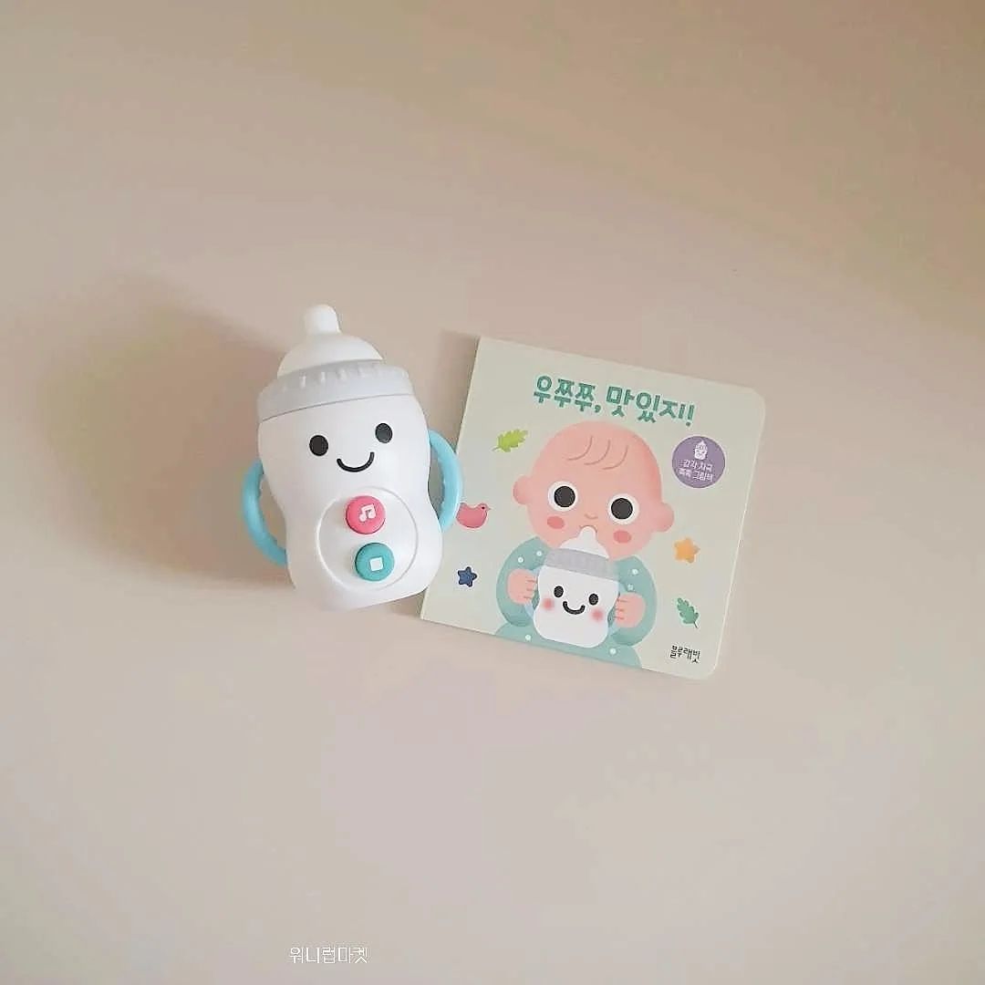 준준이들이 아직도 좋아하는 블루래빗✨️🤍
책육아가 어렵다면⁉️ 우리 아기들이 좋아하는 사운드북&TOY북으로 재미있게 시작해보세요🤍 사운드로 미리 친해지게 해주면 책을 스스로 보게 된다는 사실😁 신나고 다양한 동요와 귀여운 그림과 TOY로 흥미와 호기심을 일으켜줄수 있지요💗

​이미 유명해서 말이 필요없는 블루래빗 사운드북&TOY북 모르시는 엄마아빠 없으실꺼에요🙋‍♀️ 

​효과음과 악기, 그리고 누르는 버튼 조작도 아이들에겐 소근육발달과 함께 놀이가 되는거 아시죠😆

​책 한권이 아이들의 장난감이 되는 마법 같은 일❗️ 엄마,아빠에게는 자유시간을 선물해주는 일❗️ 블루래빗 사운드북&TOY북으로 함께 시작해보아요👍

​
1.블루래빗 쪽쪽 사운드북-우쭈쭈 맛있지

➡️무엇이든 입에 넣기 좋아하는 구강기 아기들에게도 좋은 젖병모양 사운드 토이와 감각 자극 쪽쪽 그림책 보드북이에요🍼 뚜껑을 돌리면 말랑한 젖꼭지만 따로 분리 소독 가능으로 입에 넣고 빨아도 걱정 없어요👶

2.블루래빗 이닦기 습관 사운드북,치카치카TOY

➡️치카치카 쓱쓱 소리나는 칫솔이 있는 사운드북으로 즐겁게 이 닦는 습관을 길러줘요🦷

3.블루래빗-촛불을 끄고 축하 노래를 불러요 생일축하해

➡️즐거운 동물 친구들의 생일을 축하하는 내용의 사운드북으로, 흥겨운 노래와 파티에 어울리는 효과음을 들을수 있어요🥳 초를 꽃고 버튼을 누르면 불이 켜지고 입을 모아 후~불면 촛불이 꺼지는 신기한 사운드북이에요🎂

4.블루래빗-마이크놀이 동요사운드북 마이크잡고 룰루랄라 TOY

➡️노랫말이 실린 예쁜 그림책과 동요 마이크가 함께🎤 룰루랄라 동요 노래방 마이크로 신나는 동요 10곡을 마이크 잡고 불러요😊

5.블루래빗-배변습관 사운드북, 똥이퐁당! TOY

➡️ 손잡이를 내리면 쿠르릉 쏴아~실제 변기 물내리는 소리가 나요!🚽 버튼을 눌러 재미있는 응가송과 방귀소리 를 들어봐요

6.블루래빗-동동동 북치고 랄랄라 노래하고 TOY

➡️아이들이 가장 좋아하는 인기동요 10곡과 악기를 두드리는 활동으로🥁 시각과 청각, 촉각을 자극하고 소근육의 협응력을 길러 공간지각력과 기억력, 창의력, 리듬감의 발달을 도와요

7.블루래빗-자동차핸들 사운드북,부릉부릉 자동차 TOY

➡️아이들이 좋아하는 자동차 책과 자동차 핸들 토이가 함께 있어요🚘 자동차 핸들에서 실감나는 사운드와 동요를 함께 들으며 운전 놀이를 해요🚗

​
🚚배송: 구매 후 평일기준 4일 후부터 출고 시작/1권 구매시 배송비3000원(제주도 3000원추가,도서산간지역 3000원추가)/❗️2권부터는 무료배송❗️

​
엄마도 아기도 즐거운 블루래빗 사운드북&TOY북으로 책육아 함께해요🎁

​
🏷문의는 댓글이나 DM주세요:)

​

#블루래빗사운드북 #블루래빗사운드북공구 #블루래빗사운드북핫딜 #육아일기 #육아소통 #책육아템 #집콕육아템 #책육아 #엄마표독서 #아기장난감추천 #아기장난감공구 #TOY북공구 #TOY북핫딜 #블루래빗공구 #블루래빗핫딜 #필수육아템 #육아는아이템빨 #육아필수템 #사운드북공구 #사운드북핫딜 #사운드북추천 #돌아기선물 #백일아기선물 #아기생일선물추천