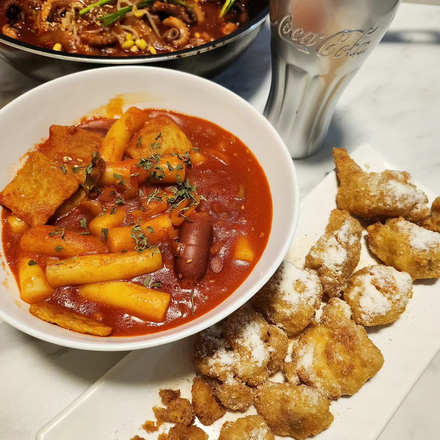 #협찬 
어릴 적 그 맛 그대로 , 옛날 떡볶이 밀키트
엄마가 해주신 것 보다 맛난다는 !!
간편식 이도네 떡볶이 가지고 왔어용 :-)

♡ 솔 직 후 기 ♡
너무 달기만 하거나 , 너무 자극적인 요즘 떡볶이들과 다르게 숙성 특제 떡볶이 소스로 너무 맵지도 달지도 않은 깊은 감칠맛으로 평소 떡볶이를 좋아하지않는 저희엄마 최애 떡볶이로 당첨 !! 

옛날 학교 앞 떡볶이가 생각나신다며 " 내스타일이다 이거 " 말하시곤 마지막 떡 하나까지 다 드셨어용 ㅎㅎ

이도네 떡볶이 제품구성은 ⁉️
- 떡볶이떡 250g , 어묵 50g , 떡볶이소스 100g 한봉지기준 2인분 총400g 입니당 

☆ 이도네 떡볶이 떡은 냉동 후에도 생밀떡같이 쫄깃쫄깃한 식감에 소스가 잘 배어들고 시간이 지나도 퍼지지않아 맛있어요 !

☆ 두툼하고 깊은 어육맛이 느껴지는 어묵은 떡볶이와 함께 끓였을 때 쫄깃함이 유지되면서 깊은 국물 맛을 끌어 올려준데요 !

☆ 떡볶이의 맵기는 신라면 정도로 매운 음식을 잘 못 드시는 분이나 아이들도 맛있게 먹을 수 있는 매콤달콤 !

♡ 조 리 방 법 ♡
- 별도의 해동없이 떡을 뜯어 찬물에 한번 씻어주세요
- 팬에 떡, 어묵, 소스, 물 400ml (종이컵가득2컵정도)를 넣고 센 불에서 5~6분간 보글보글 끓여주세요
- 국물이 끓으면 불을 줄이고 1~2분간 저으면서 취향에 맞게 농도를 조절하면 맛있는 이도네떡볶이 완성 !

평소 달달한 떡볶이 싫어하셨던 분들 이도네떡볶이는 마음에 드실걸용⁉️ 제품 구매 링크는 프로필 하단 링크 누르셔서 구입 가능 하세요 🫶🫶

#협찬 #이도마켓 #떡볶이밀키트 #떡볶이추천 #야식추천 #떡볶이맛집 #엔잡러 #밀키트 #떡볶이협찬 #이도네떡볶이 #옛날떡볶이 #밀떡