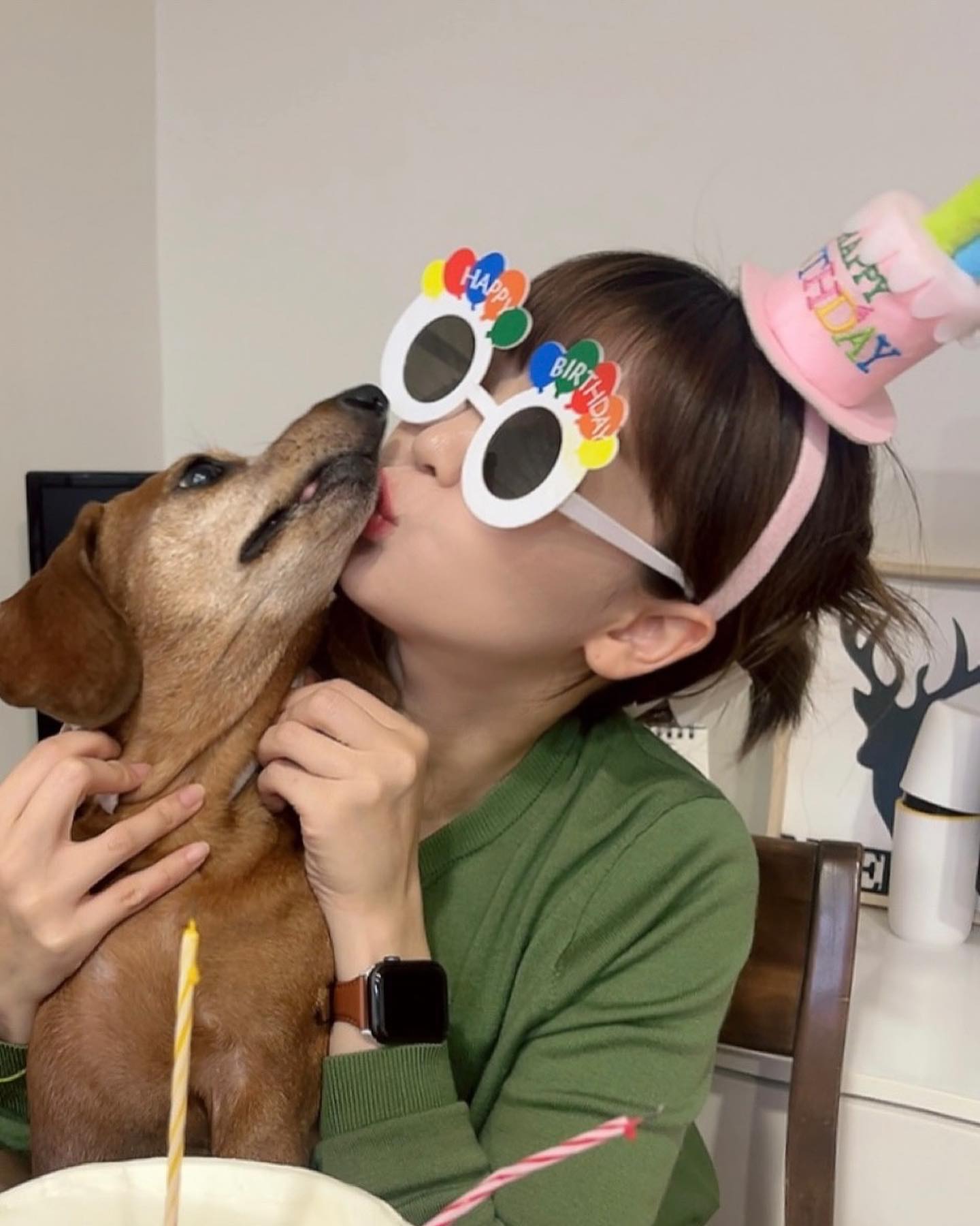 네 서른이네요.
제가 벌써요?🐣

매년 보내는 똑같은 생일일거라 생각했었는데, 보내주신 축하와 축복 한마디 한마디가 유난히 마음깊이 와닿는 한주였어요.

내 옆에서 잔잔한 애정을 꾸준히 전해주는 사람들이 있다니.. 아무래도 인생의 1분기를 꽤나 잘 살아온 것 같은 기분이 들어요.

제 삶의 원동력이 되어주어 고맙습니다. 벅찬마음 안고 지금보다 더 베풀며 살아볼게요.🫶🏻

#수상소감인줄 #내년에또만나 #서른살생일 #계란한판 #hbd #selfie