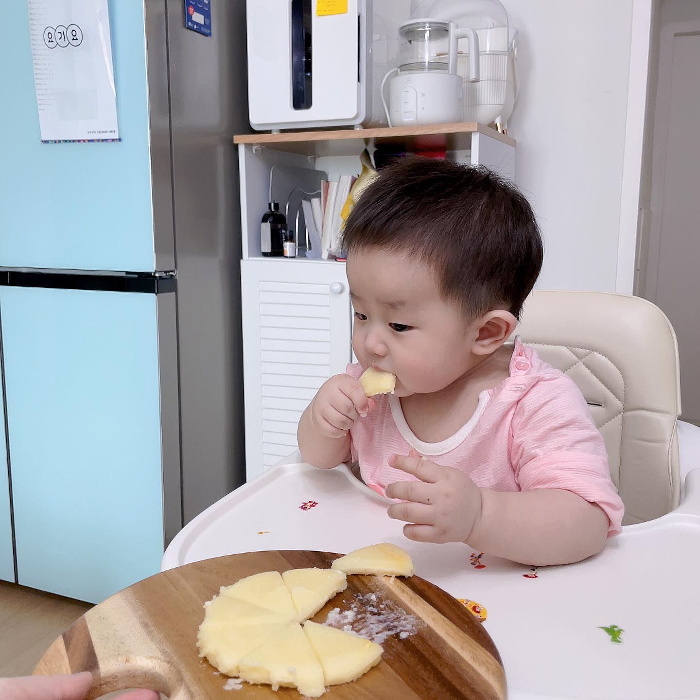 #생후281일 #9개월아기간식 

이유식은 안먹는데 간식은 잘 먹는다 ..
핑거푸드를 먹이고 나면 더러워지지만
너만 재밌다면 ,, 잘먹는다면 뭐 ,,