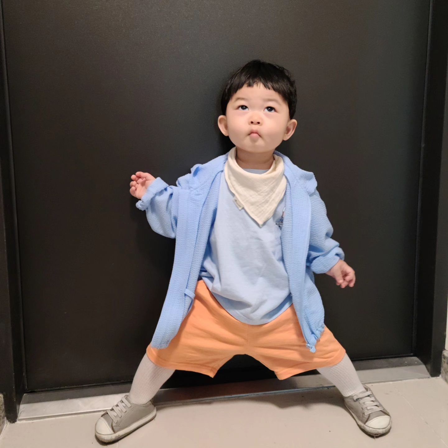 .

오늘의 등원룩

시우 옷은 다 엄마 취향이라 캐릭터나 프린팅이 큰 옷들이 없어욬ㅋㅋ

사진 찍을때 다들 정면 샷 어떻게 찍어요?
아무리 불러도 안쳐다보는....
정면 샷 찍고 싶다😂

걷기전에 사둔 신발은 이제 너덜너덜 하네요ㅋㅋ
그래서 이번주에는 시우 신발사러 다녀오려고 해요👟