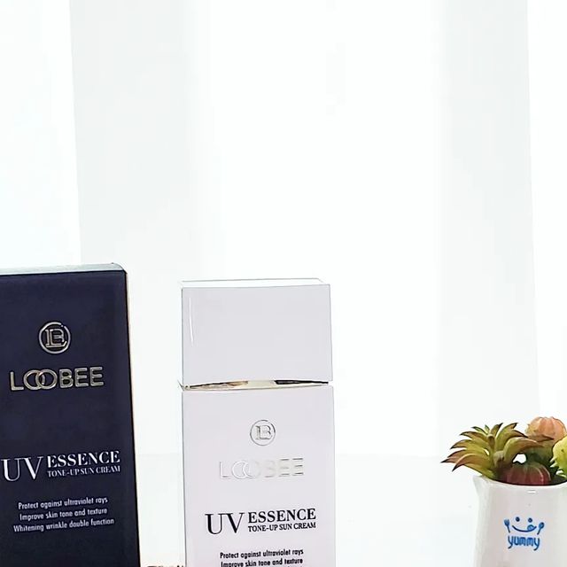 깜장콩 on Instagram: "#광고 loobee 톤업에센스 선크림!!! 날씨가 너무 더워져 끈적 거리는 게 정말 싫은데 loobee 톤업 에센스 선크림은 끈적 거리지 않고 자연스럽게 톤업까지 되서 너무 좋더라고