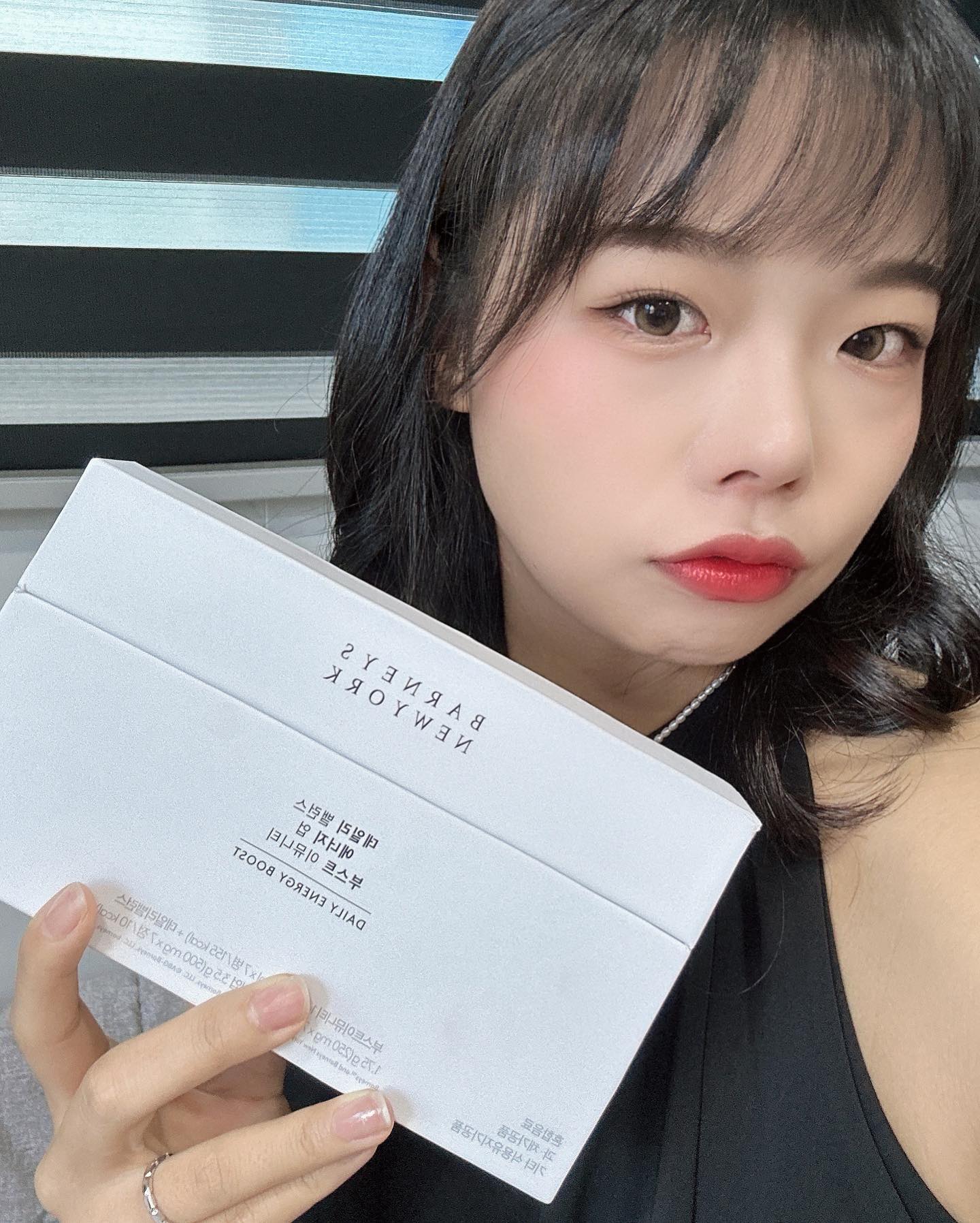 #제품협찬 #제품제공 
barneysbeauty.korea 

휴식기를 가지는 동안 너무나 감사하게도
요청이 왔습니다🥹

그간 일정이 매우 바쁘다보니
꼭꼭 비타민과 영양제를 챙겨 먹었어야했는데 
물뜨러 가는것마저…귀찮아 하던 저..🥲
결국 몸이 말이아니게 되었죠 ㅠㅠ

제가 제공 받은 “데일리 에너지 부스트”는 
물이 없어도 안에있는 액상으로 한번에 촵 먹을 수 있답니다‼️

귀차니즘들에게 안성맞춤👏🏻👏🏻

그리고! 외부 일정이 있거나 여행을 갔을 때!! 
파우치 또는 가방 안에 쏙 들어가는 사이즈라 휴대도 간편하고 
위에 이야기 한것 처럼 물이 없어도 되니 어디서든 섭취가 되니 간편하더라구요❤️

인친님들 모두 비타민 꼬옥 챙기며 
득근! 오운완!!
건강하게 하시길 바랍니다😆

#협찬 #비타민 #비타민추천 #리뷰 #오운완 #ㅇㅇㅇ #득근 #헬린이 #헬스타그램 #필라테스 #운동하는여자 #좋반 #좋아요