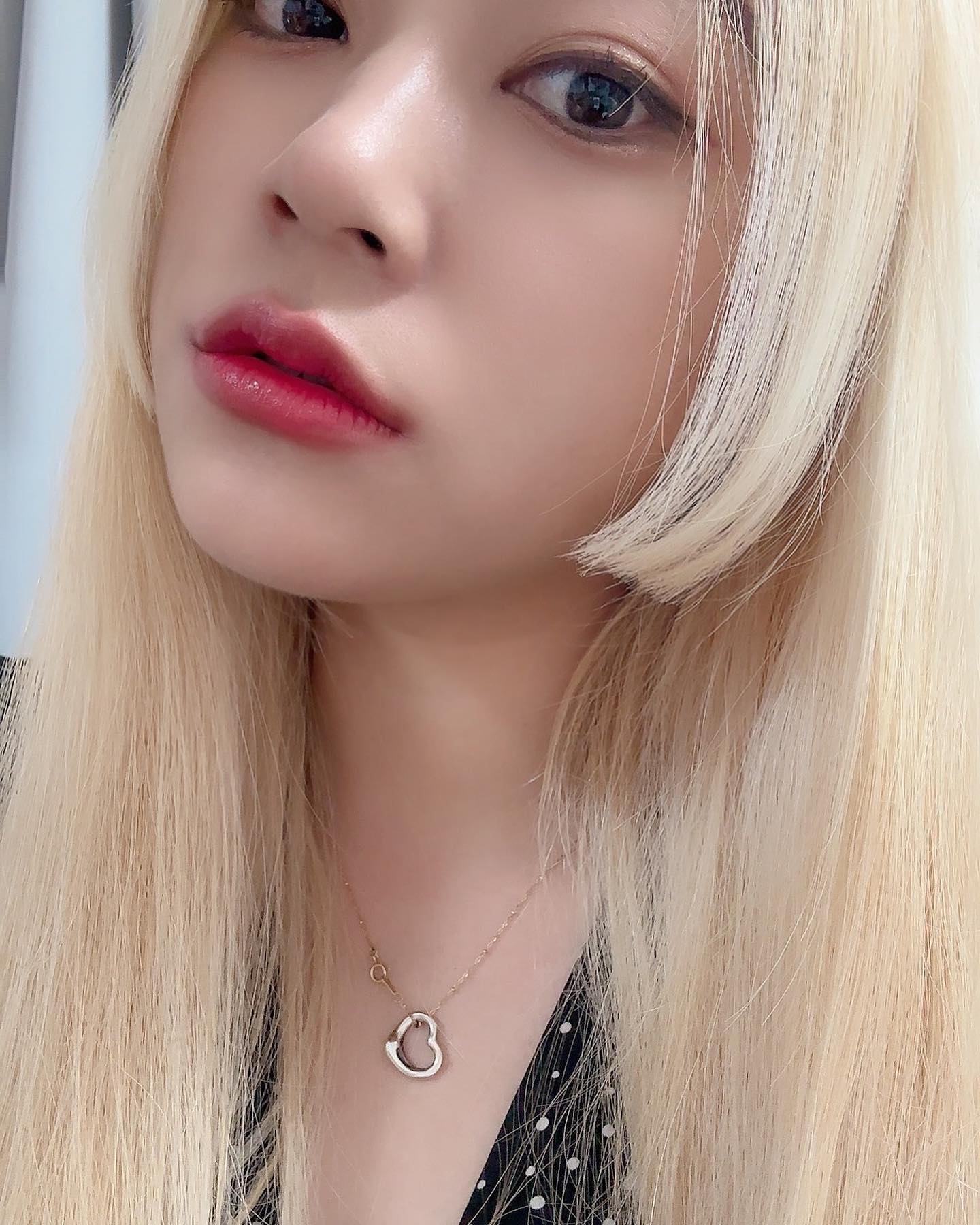#광고

요즘 탕후르같이 촉촉코팅립이 트렌드죵?

저는 끈적이는 느낌이 싫어서 
자주 안했었는뎅!

저처럼 이런 부분이 싫어서 
자주 못하셨던 분들 추천!

블랙루즈 
하프앤하프워터글로우틴트예요!!

발색력도 좋고 은은히 물들어서 
도톰하게 오버립까지 할 수 있어요!

흡수가 살짝 되면서 끈적한 텍스처는 줄어들고 촉촉하게 마무리 되서 
투명한 탕후르 느낌!!!🍡

제가 바른 컬러는 ✌️
🍊자몽시럽 웜톤추천!
🍐무화과시럽 쿨톤 추천!!

#블랙루즈 #blackrouge #하프앤하프워터글로우2 #워터틴트 #탕후루립 #물막틴트 #촉촉틴트 #틴트추천 #하프앤하프워터글로우 #워터글로우 #셀피 #데일리메이크업 #메이크업아티스트 #메이크업아티스트나나 #히메컷 #주말