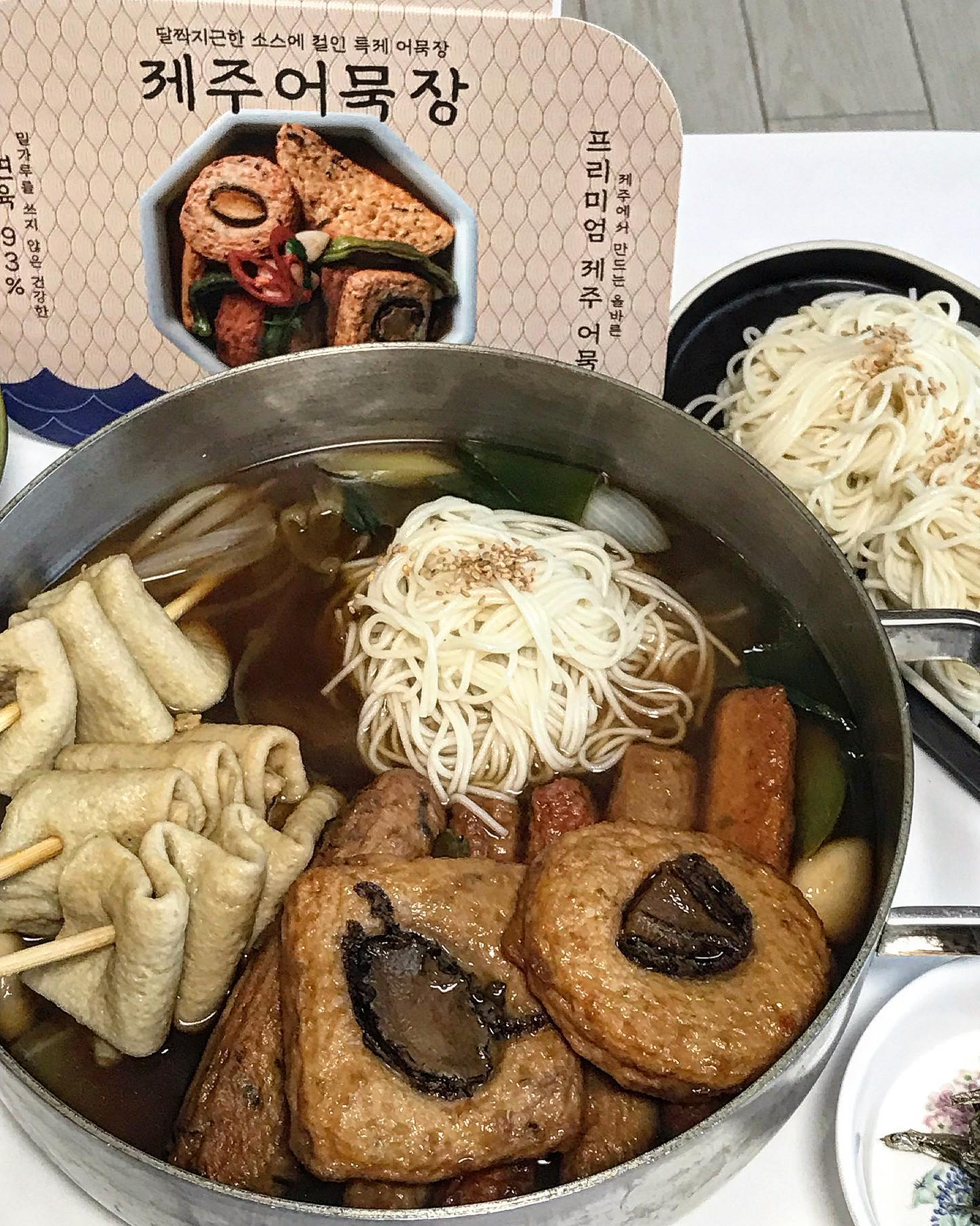 오아 이거이거 신기한 맛이다,,
어묵에 전복이…….?? 비릴거 같지만 전혀 비리지 않고,
단짠단짠한 맛이 일품이당,, 살짝 매콤한데 단짠단짠하고 따뜻하게
어묵탕으로 먹어도 맛있었지만 어묵장으로 와사비, 아보카도 넣고 밥을 비벼 먹어도 맛있겠는 마앗~~~!! 여러가지 사리 추가해서 먹으면 더 맛있겠더라는🫶🏻 우동사리 넣어 먹고 싶었지만 없는 관계로 국시사리~~~ 캠핑갈때 들고가도 딱이겠네 이집 어묵장👍🏻👍🏻

jejufishcakemall 
.
.