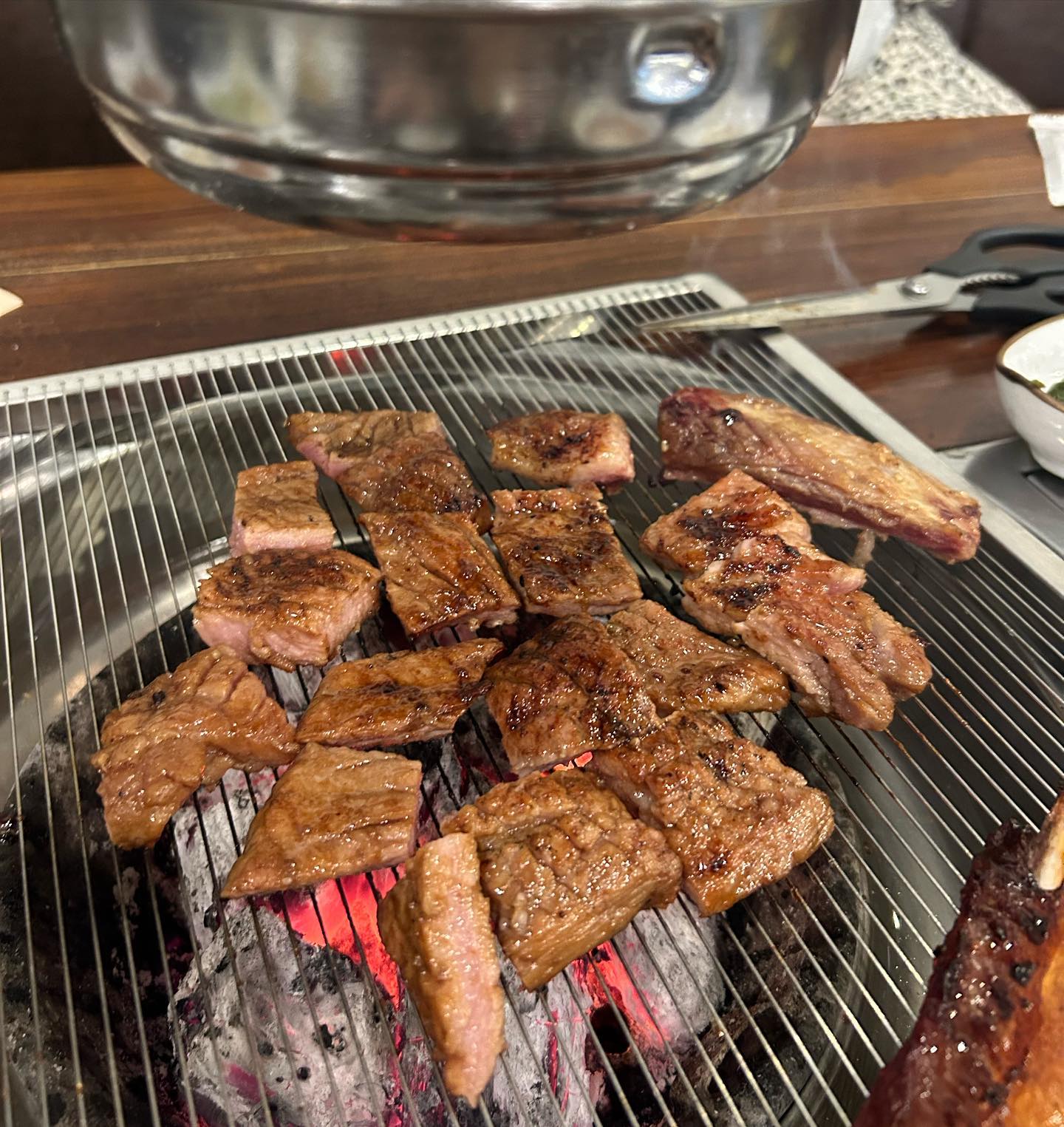 #협찬 금요일 퇴근 후에는 #고기스타그램
오랜만에 소갈비로 몸보신 하고 왔어요! 달달짭쪼름한 소스에 재운 소갈비와 돼지갈비 구워서 비빔냉면에 싸먹으니 완전 천국이더라고요🫶🏻
밑반찬도 맛있고 같이 나온 양념게장은 계속 손이가는 맛이었어요.
매장도 넓고 테이블도 너무 잘되있어서 선릉역 회식하기 딱인 #바우한우
-
바우한우라는 이름답게 한우를 판매하고 있는데 모둠메뉴부터 단품까지 고를 수 있어요! 저처럼 양념갈비 선택도 가능하고요! 식사메뉴도 있어서 한끼 든든하게 먹기 좋은곳입니다
-
#먹스타 #먹스타맞팔 #먹스타소통 #맛스타그램 #맛스타 #바우한우 #선릉역맛집 #선릉역소고기 #선릉회식 #선릉한우 #선릉데이트 #강남소고기맛집 #선릉고기집 #선릉소고기 #강남소고기 #역삼동한우 #좋아요반사 #맞팔 #선팔하면맞팔 #스토리앤체험단 #스토리앤 #좋아요 #좋반