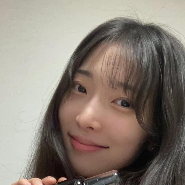 소 은 on Instagram: "✨천연 화장품을 연구하고 있는 12년차 스킨케어 브랜드 보나쥬르에서 과잉 분비되는 피지를 조절해주는 프로폴리스 유수분 세럼을 추천드려요!!✨
⠀
🐝🍯프로폴리스 세럼은 과잉 분비되는 피지를 조절해주어 피부의 유수분 밸런스를 맞춰줄 수 있는 세럼이에요!!
프로폴리스 화장품은 끈적일거라는 편견이 있는데요!
보나쥬르 프로폴리스 세럼은 끈적임이 전혀 없는 가벼운 제형으로 피부타입 불문, 남녀노소 누구나 편하게 사용할 수 있는 수딩세럼이에요!!💛🐝🍯
⠀
⠀
①. 고농축 프로폴리스 81.5% 함유
└토너 1통에 프로폴리스 815,000PPM이 들어있어 약해진 피부를 탄탄하게 채워줍니다.
⠀
②. 끈적임이 전혀 없는 가벼운 제형감
└고농축 프로폴리스 세럼이지만 끈적임이 전혀 없는 가벼운 제형으로 피부에 산뜻한 수분감만을 전달해주는 수딩세럼입니다.
⠀
③. 피지 & 유수분 밸런스 조절
└과잉 분비되는 피지는 줄여주고 수분은 채워주어 피부의 유수분 밸런스를 조절해줍니다.
⠀
④. 번들거리는 유분 대신 수분감만을 채워주어서 속당김을 잘 느끼는 지성&수분부족형지성(수부지) 타입,
피지 조절이 잘 안 되는 문제성 피부 타입에게 특히 효과적입니다.
⠀
⑤. 피부 속 피지량 5.65% 감소(피지케어 임상테스트 완료)
⠀
⑥. 피부 수분도가 무려 13% 이상이나 상승(피부수분상승 임상테스트 완료)
⠀
⑦. 피부 자극도는 8.94% 감소(피부자극개선 임상테스트 완료)
⠀
⠀
⠀
⠀
⠀
⠀
⠀
⠀
⠀
⠀
⠀
#광고#보나쥬르#프로폴리스유수분세럼#프로폴리스세럼#프로폴리스에센스#유수분관리#유수분세럼#유수분에센스#수딩세럼#수딩에센스#프로폴리스세럼추천#bonajour#cleanbeauty#propolisserum#kcosmetics#kskincare
⠀
⠀
⠀
⠀
⠀"