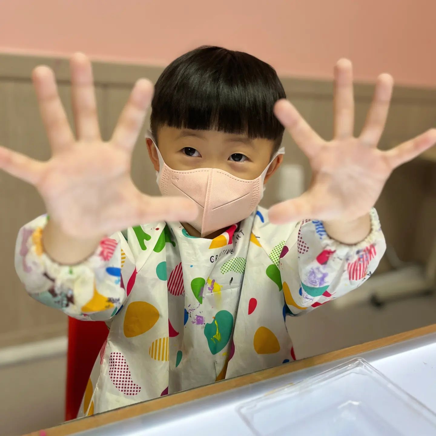 #일상

이번주 미술겸둥이
물풀을 활용해서 연못을 만들었넹😊
말랑말랑 좋아하는 재료들로
멋지게 만들어냈네💗

저번주 아빠랑 감자캐러 간다고
미술땡이쳐서 돈날렷는뎅
돈날린거보다 더 많이 감자를 캐왓다ㅋㅋ
감자체험도 포기못하지 암암

감자캣다고 피곤해서 미술쉅 안간다하는 애 ㅋㅋㅋ
너만 즐겁다면 뭐든 경험하게 해주고픈맘
앞으로 다양하게 많은걸 시도해보자
아들😘

#미술수업 #유아미술 #감자캐기 #도치맘 #❤️