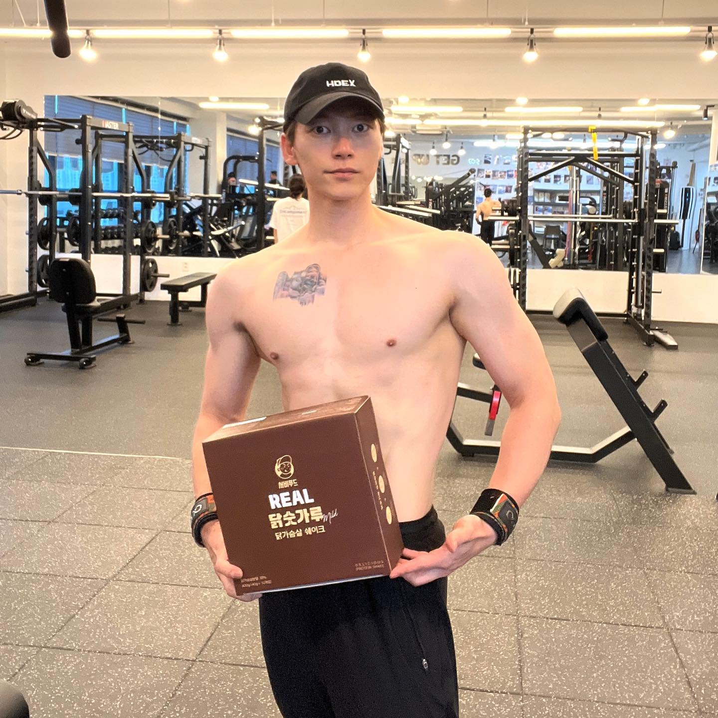 #광고
국내산 닭가슴살과 오곡분말로 21g 단백질 충족하기💪
동, 식물성 단백질의 장점을 모두 취할 수 있어서 좋습니다👍👍
인공적인 기존 단백질쉐이크의 니글니글한 맛 없이
고소하고 달달해서 맛있습니다👍
전에 보여드린 #서비푸드 의 닭가슴살파우더가
드시기 힘드셨다면, 이번 #닭숫가루 도전해 보시길 추천드려요🔥
간편한 파우치 포장에 유통기한도 넉넉해서 닭가슴살 대신
한 팩씩 가지고 다니기에도 좋네요❣️
그럼 이번 주말도 건강하게 보내시길 바라겠습니다💪💪
.
seobifood 👈
.
.
#seobifood #리얼닭숫가루 #리얼닭숫가루마일드
#단백질보충제 #단백질쉐이크 #닭가슴살쉐이크
#다이어트쉐이크 #단백질음료 #헬린이 #식단관리
#바디프로필 #바프식단 #단백질추천 #헬스타그램
#식사대용 #건강음료 #오운완 #눈바디