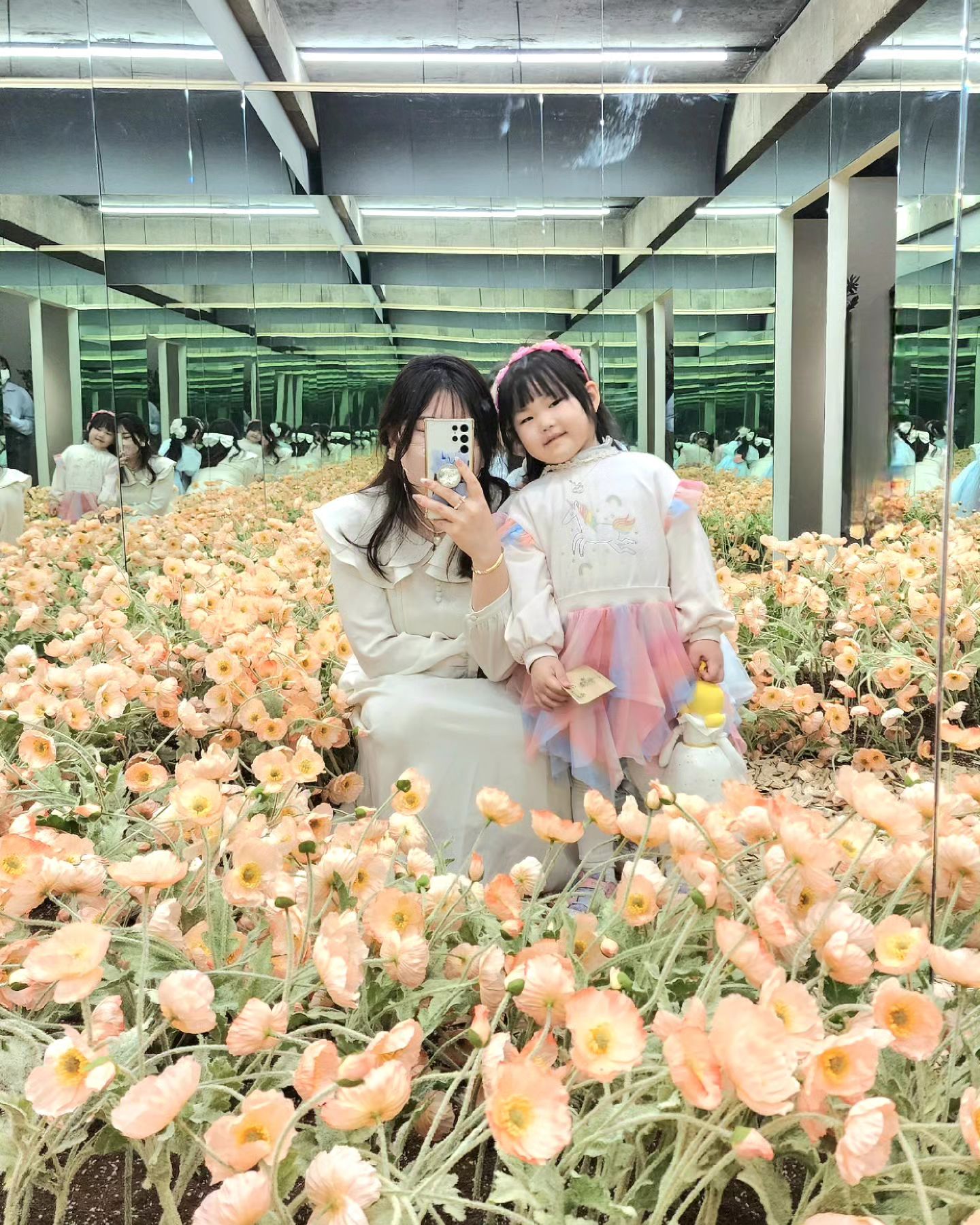 꽃이 피는 과정을 경험할 수 있는 아이랑 함께보기  좋았던 전시♡

씨앗에서 부터 시작해 
성장하는 모습을 표현해주어서
관찰하며 보기좋아요:) 

거울이 많아서 셋이 같이 사진찍기좋음♡
이제 프레임에 잘맞춰 엄마랑 언니 잘찍는 두찌😍
언제이리컷니 

#미술관에피는꽃#부산데이트#부산가볼만한곳#서면데이트#전포카페거리#부산아이랑전시#아이랑전시#7살#5살#두딸맘#부산맘