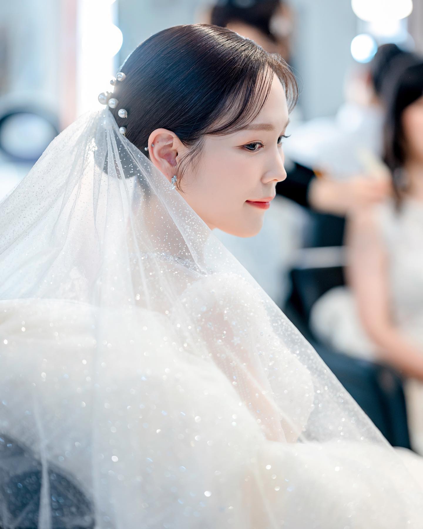 내일이면 벌써 결기 1주년!!!!!🤍
진주와 잔잔바리 비즈로망 실현했던
화창한 5월, 봄날의 결혼식🌸
(날씨가 정말 정말 좋아서 행복했어유ㅠㅠ)

P.S 본식 셀렉 세상에서 젤 귀찮아요!!!!! 나오면 행복함😺

#결혼 #결기1주년 #5월의신부👰🏻
앨범 보니 감사한 마음 한가득.
정말 감사합니다.