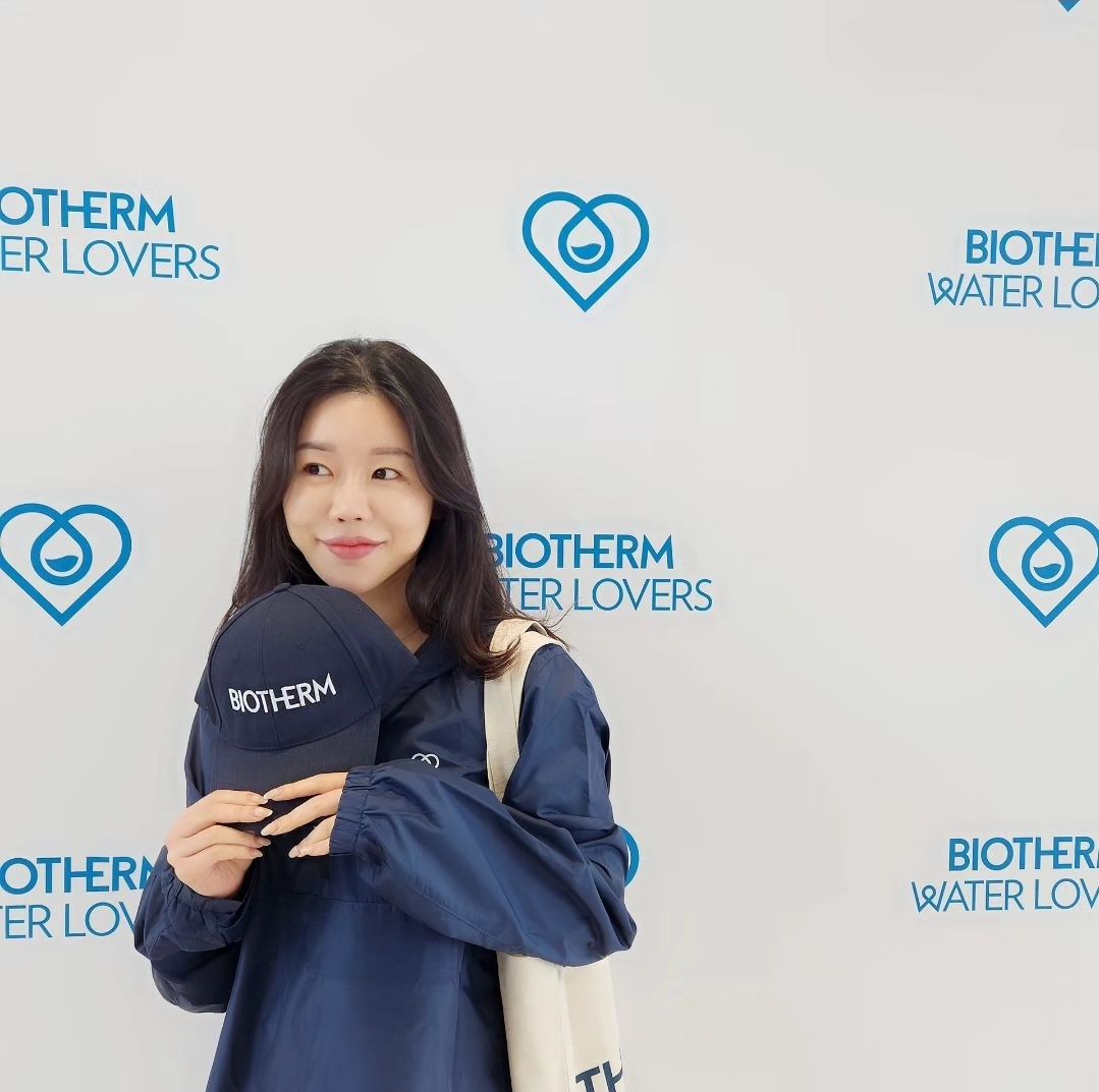 biotherm.kr #해양의날 

2023 비오템 <워터러버 캠페인>의 일환으로
 '고성 비치 클리닝'을 참여했습니다. 😇

이 행사에는 얼루어 오디언스 & 각 분야의 인플루언서들이 참가해 
바닷가에 있는 쓰레기를 주우며
해양 보호의 중요성을 배우고 직접 플로깅을 통해 
보호 활동을 실천하는 뜻깊은 행사였습니다. 

osean_net 오션 NGO에서 직접 
교육을 해주시는 등 플라스틱이 미치는 
환경 파괴에 대해 자세하게 설명 해주셔서
평소 환경보호에 와닿지 않았던 부분들까지도
긍정적인 방향으로 경각심을 일깨워 주셨어요. 

사진을 보시면 송지호 해변에 약 1시간동안
주운 쓰레기들이 12봉지 이상이 나왔답니다.
그 종류는 20년이 넘은 북한에서 날아온 비닐포장지, 
병뚜껑, 낚시에서 사용되는 루어 등
기상 천외한 쓰레기들로 이루어져 있었네요. 

#클린스웰 이라는 어플을 통해서 쓰레기를 주우며 
내가 무엇을 주었는지 기록하는 활동도 하게되었어요. 

비오템은 2012년부터 워터러버 캠페인을 런칭하여, 
플라스틱으로 인한 바다 오염에 대한 경각심을 높이고 
바다 보호에 대한 필요성을 인식시키기 위해 노력하고 있습니다. 

바다 보호에 대한 필요성을 인식시키기 위해 
노력하고 있는 바다에 진심인 브랜드 🫶

또 금일 브랜드의 모델인 배우 박보검님도 
깜짝 방문해 비치 클리닝에 함께 해주셨어요. 
많은 분들의 시선에 신경 쓰지 않고
오직 비치클리닝에 진심을 보여주셨던
배우님에게 감동. 🙏🏻🫶 

.
.
.

6/8 해양의 날을 앞두고 휴가철 함께 
바다를 지킬 수 있는 활동 혹은 일상 속 작은 실천 
#BeAWaterLover

.
.
.
.
.

#비오템 #워터러버 #2023워터러버 
#BeAWaterLover #비치클리닝 #얼루어
#그린얼루어 #르뷰체험단 #송지호해변
#클린스웰 #플로깅 #해양쓰레기
#환경보호 #쓰레기줍기 #미술시장
#좋반 #댓반 #인친환영 #미술품