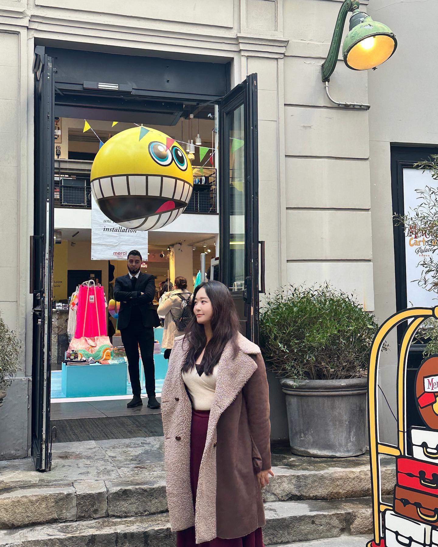 1,2,3 Merci 
생각보다 비싸서 많이 안샀는데 
팔찌랑 에코백 맛집
다시가면 잔뜩 사올거…..
4,5 Starbucks 
파리길거리 앉아서 커피마시면서 구경하눈기분
파리지앵 느낌 아니까~
6,7,8 Le Petit Bouillon Pharamond
정말 파리 로컬맛집 
같이간 동생이 프랑스인이 데려다줬는데 엄지척이여서 
다시한번 가본..맛있고 분위기 있고 가격나쁘지 않고
대신 웨이팅은 무조건임…… 
2023.02.21
.
.
.
.
#파리여행 #파리merci #merci  #여행스타그램 
#LePetitBouillonPharamond #여행에미치다_유럽
