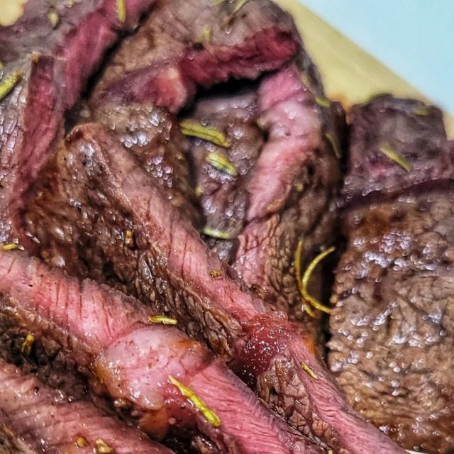 🥘 호떡이네 맛집창고 | 푸드, 맛집, 신상리뷰어 on Instagram: "#광고 이번주 고생한 나를 위한 한우 투쁠 스테이크 못참지🥩 걍 입에서 사르르 녹아 없어졌음ㄷㄷ 올리브유, 소금후추로 시즈