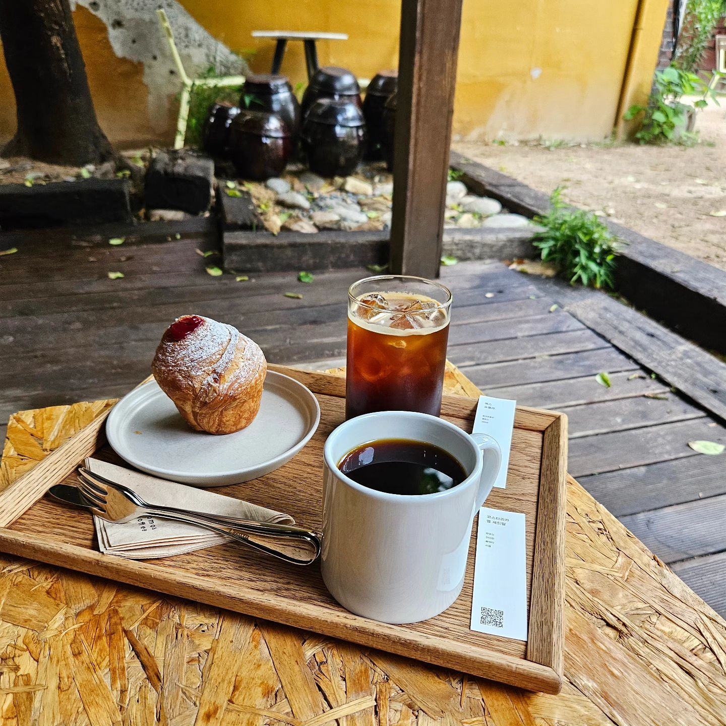 오후 6시까지 밖에 영업하지 않아 드디어 가본 모모스커피☕️ 비가 왕왕 오는 날에도 자리가 없어서 한참 서성이다 앉았죠,, 도심 속에서 힐링 하는 기분에다 커피까지 맛있으니 역시 인기가 많네요🫢 이제는 관광지화 되어 외국인 분들도 원두 사러 많이들 오십니다🤎