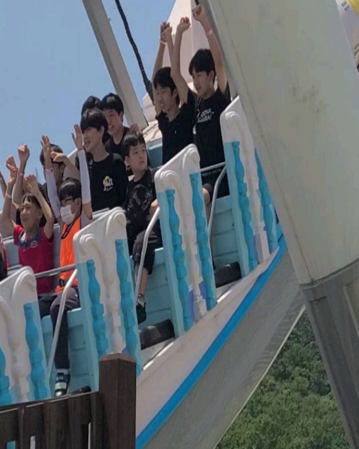 #로봇랜드

놀이기구를 타러간건지
춤을추러 간건지ㅋㅋㅋㅋ
주말이라 대기시간이 길어도
즐겁게 기다리기🎶🎶

쫄보 엄빠랑 다르게 두딸랭구들은 겁도없음
6살의 바이킹 맨뒷자리 클라쓰ㅋㅋㅋㅋㅋ
(엄빠없이 애들끼리 계속 탐)

키가 쬐끔 모자라서 못탄게많아서
막판에는 결국 한번 울고🤣
댄스시간엔 대놓고 나가서 열심히 댄스댄스🎵

뜨거운날씨에 시뻘겋게 탔지만
오픈런해서 7시까지 알차게 놀았다잉😆

#바이킹 #로봇랜드랍티 #챌린지댄스 #로봇랜드이벤트 #또가고싶다 #딸둘맘 #주말 #마산로봇랜드 #주말여행