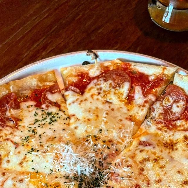 푸디주디[마포맛집 공덕맛집 홍대맛집]heerim byeon on Instagram: "#아트몬스터 #협찬

익선동 핫플레이스, 다양한 맥주가 있는 아트몬스터에 다녀왔습니다
네온으로 장식된 힙한 인테리어와 한옥의 조화가 멋졌어요

다양한 맥주가 준비되어 있는데 수상경력이 화려한 맥주들로 메뉴판이 구성되어 있어 맥주를 고르는 재미도 있었어요

개인적으로 이태원 프리덤이라는 맥주가 제일 맛있었답니다
안주메뉴는 맥주와 찰떡인 치킨, 피자 메뉴가 주메뉴도 떡볶이도 있었어요 

취향에 따라 치맥, 피맥을 즐길 수 있었습니다

주디는 페퍼로니 피자와, 순살간장치킨, 로제 떡볶이 주문했어요

▪️아트몬스터 익선동점 @artmonsterbrewery 
▪️종로구 돈화문로11다길 30  종로3가역 6번 출구 인근
▪️요일마다 영업시간 상이하니 확인 후 방문하시길 바랍니다😊"