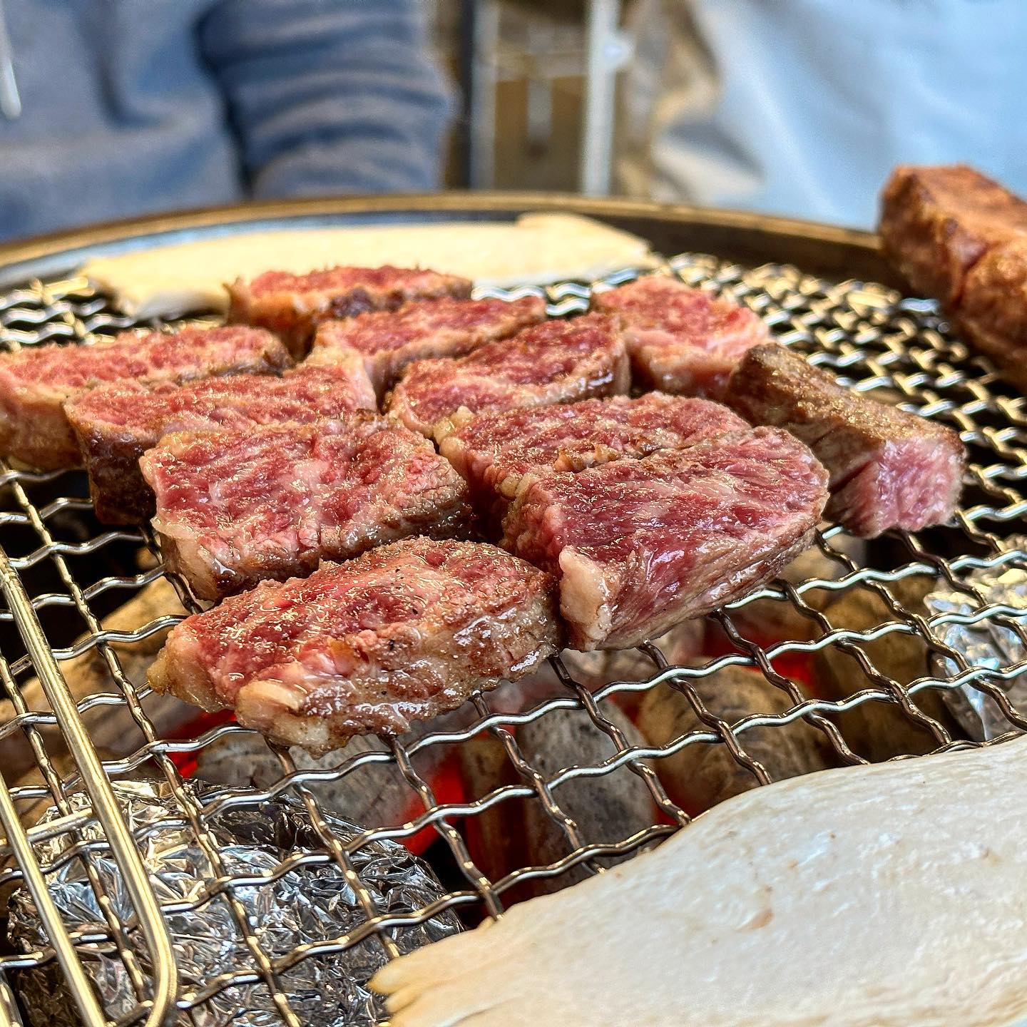 고기는  늘 옳죠

📍경기 구리시 토평동 972-1
📍우대
🚗가게앞 2-3대, 골목길 주차 가능

토평으로 이사가고 싶다고 이야기 했던 이유 : 우대 

이정도로 야들야들하고 고소한 고기 먹은지가 얼마만인지! 정말 너무 꼬쏘하고 
반찬은 전부 정갈! 깔끔 
대파김치 나오는곳은 전부 고기 맛집이라는 사실 우린 알고 있잖아요? 
사장님께서 직접 키운 야채들로 반찬이 제공되고 저희는 봄철이라고 직접 키우신 두릅까지 주셨다는....🥰 

갈비뜯는 재미에 정말 배가 터지게 먹고 또 먹고 왔습니다 

심지어 가게에 있는 큰 거울까지❤️
센스가 남달랐어요! 

#구리맛집#구리시맛집#토평동맛집#구리고기#구리시고기집#구리갈비#구리시갈비#토평동갈비#토평동고기#구리외식#토평동외식#구리회식#토평동회식#경기구리맛집#우대 #먹방 #먹팔 #먹방스타그램 #먹스타맞팔 #먹스타그램🍴 #고기스타그램