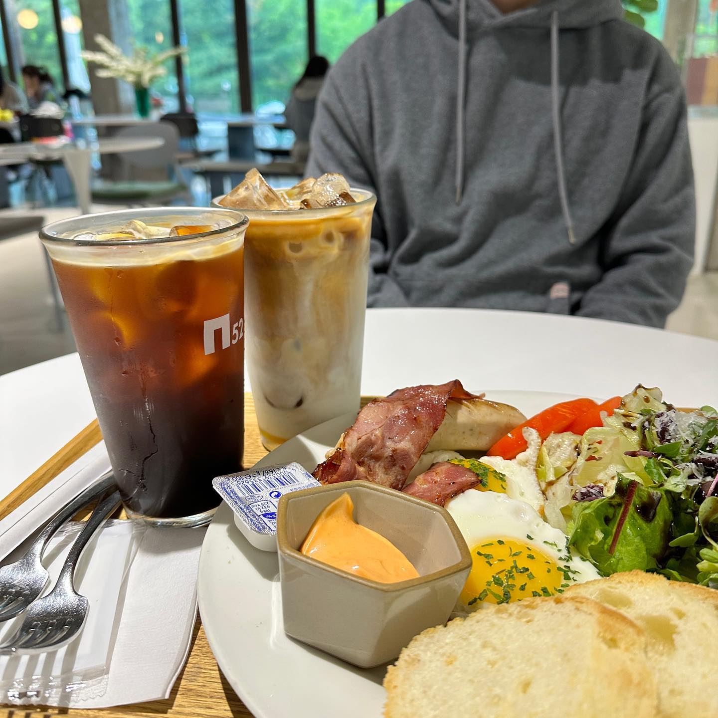 율동공원 브런치 카페 no.1

📍경기 성남시 분당구 서현동 52
📍n52
🚗주차가능

요기는 정말 분당사람들이라면 다 알고 있는 브런치 맛집이죠 
n52에 다녀왔어요!! 
갤러리 카페라서 분위기는 정말 넘사! 
거기에 유리온실까지! 
동화같은 뷰가 있어 정말 유명할 수 밖에 없는 곳 이에요 ㅎㅎ 

3층에는 산수화라고 한정식집이 있는데 요기도 아주 맛집으로 유명하죠! 

남편이랑 브런치 맛집 도장깨기 하고 다니는 중 입니다! 

#서현카페#성남카페#서현데이트#분당데이트#서현핫플#분당핫플#율동공원카페#촬영대관#율동공원카페#분당카페#앤오이라운지#앤오이#N52#N52Lounge#n52 #카페투어 #브런치 #먹팔 #먹방스타그램