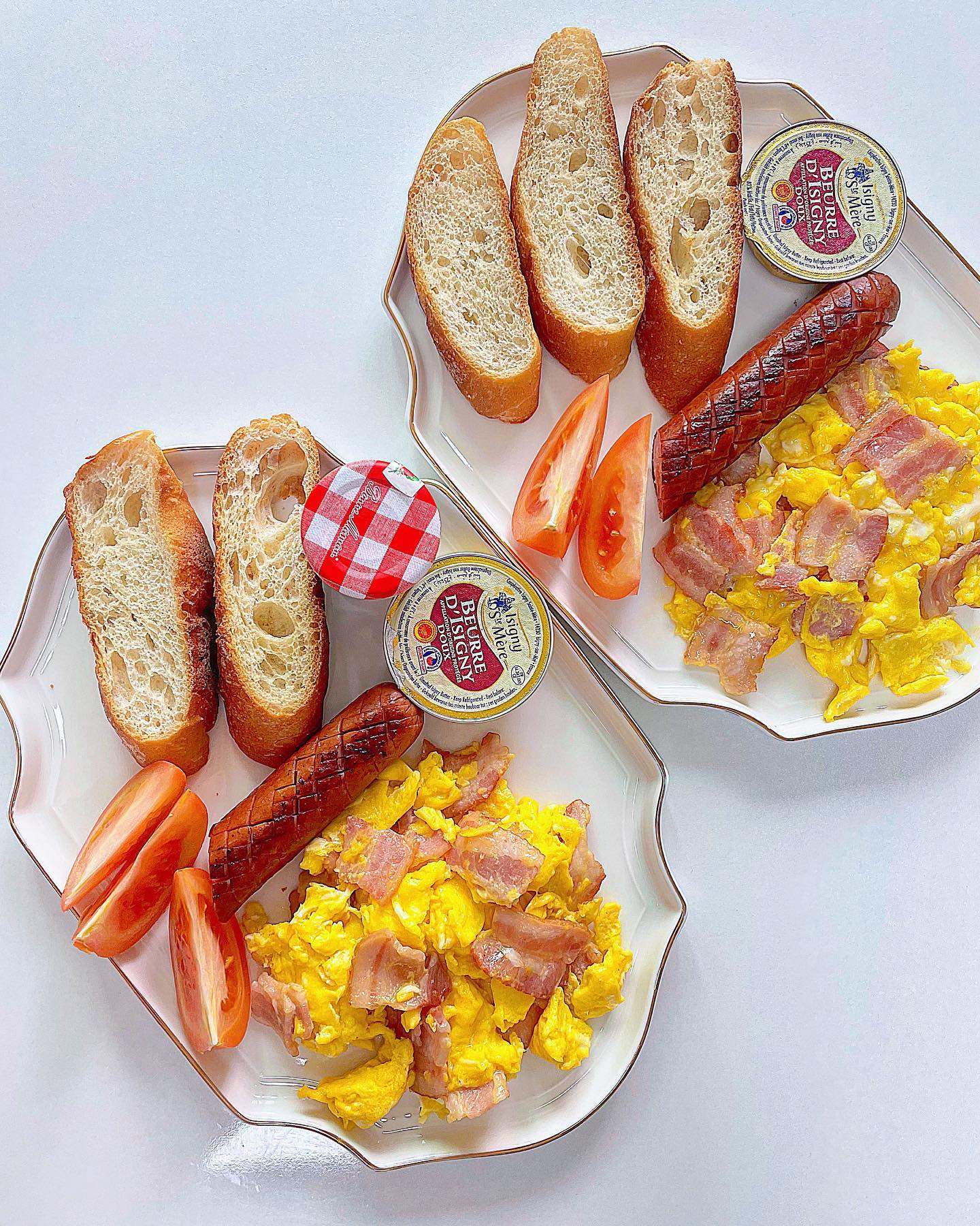 🏡우리집 주말 브런치👩🏻‍🍳

주말 아침에 브런치 이쁘게 차려먹으면
기분이 좋아지는건 저뿐인가요?!😘

이즈니 버터만 있으면 어떤 빵도 
다 맛있는거 같아요💛

바삭한 바게트빵에 이즈니 버터 살짝 바르고
베이컨 스크램블 에그 듬뿍 올려 먹으면
진짜 맛있어요🥖🍳😊!!

벌써 일요일이 와서 슬프지만
오늘도 알찬 하루 보내봐요😃❤️