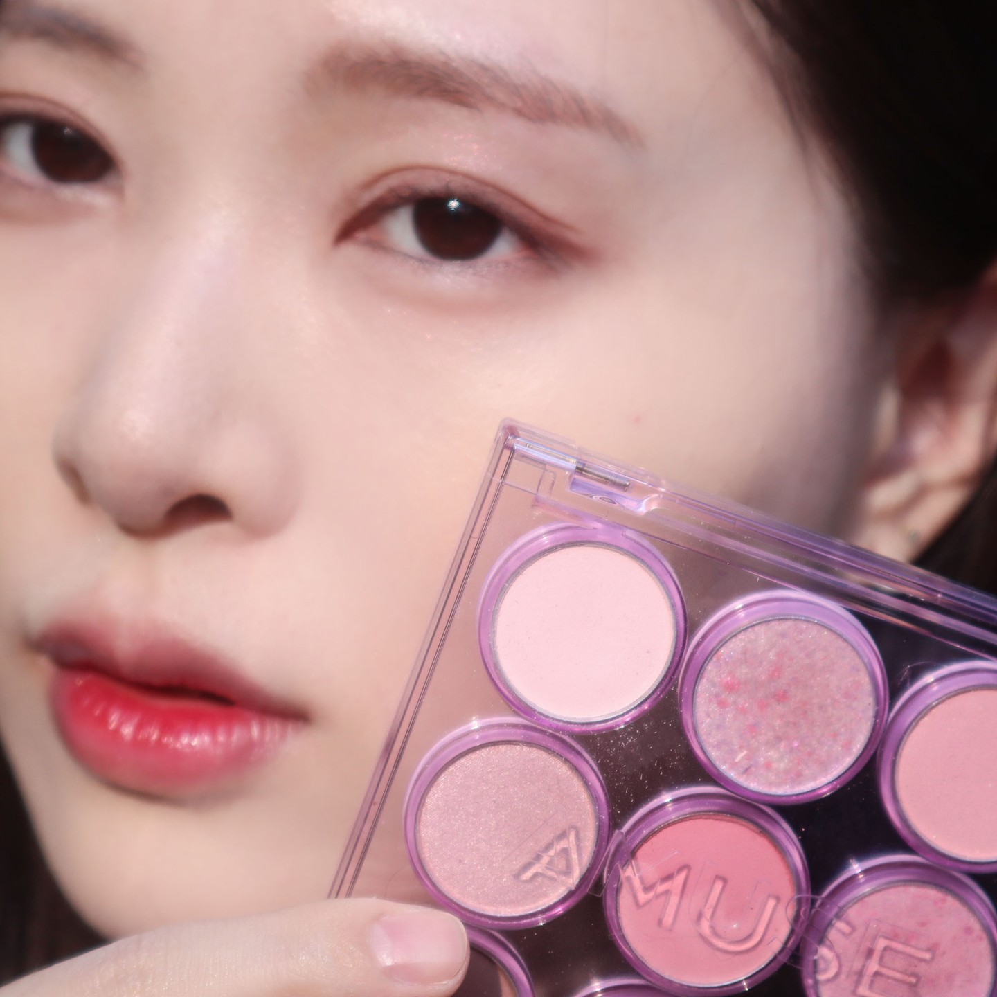 #광고 x amuse

AMUSE 아이 컬러 팔레트 02쿨장미 

요즘 정말 핫한 비건 뷰티 브랜드 #어뮤즈 NEW #아이컬러팔레트 론칭 !!
여름쿨톤 퍼스널컬러에 딱 맞는 아이 팔레트를 발견했는데요,
퍼스널 컬러 트렌드에 맞춰 다채로운 톤핏 음영 아이 메이크업이 가능해서 
요즘 애정하는 쿨톤팔레트에요 !!

어뮤즈 특유의 맑은 컬러감이 돋보이는 #톤핏음영팔레트 로 
웜톤을 위한 #01웜복숭아 와 쿨톤을 위한 #02쿨장미 로 출시됐어요.

매트, 매트펄, 쉬머펄, 젤리 글리터 4가지 텍스쳐가 
바르면 눈가에 착! 밀착되어서 사용감도 좋고, 
가루 날림, 뭉침 없이 쌓을수록 부드럽고 맑은 메이크업이 가능한 타입이에요
눈가를 환하게 밝혀주는 생기 있는 아이 메이크업이 연출되는 데일리 추천템 !

컴펙트한 사이즈로 미니백이나 주머니에도 휴대 가능하고
패키지 장인 어뮤즈의 아이코닉 투명 패키지 디자인도 너무 예뻐요❤️
데일리룩부터 스페셜룩까지 연출이 가능한 활용도 높은 11개 컬러 구성으로, 
음영은 물론 포인트 애교살, 언더 표현까지 섬세하게 메이크업할 수 있었어요

📌지금 올리브영 및 어뮤즈 공식몰을 통해 만나보세용 !!
📌특히 자사몰에서는 피부톤에 맞춰 🍑웜톤 세트와🌹쿨톤 세트로 판매 중이라 
아이 메이크업부터 립 메이크업까지 한 번에 구입이 가능해서 너무 유용해보이더라구요
신제품 젤핏 틴트와 듀 틴트, 아이 컬러 브러쉬까지 득템할 수 있는 기회니까 꼭 챙겨가세요! 

#amuse #봄웜팔레트 #여름쿨팔레트 #인생팔레트 #데일리메이크업 #아이컬러브러쉬 #섀도우추천
#9구팔레트